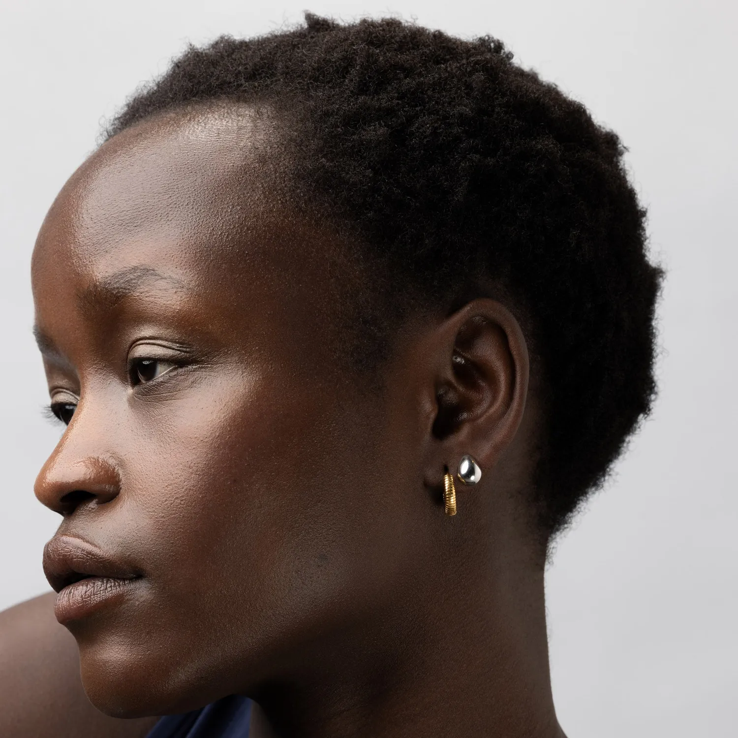 TIMI OF SWEDEN Vivia ribbet hoop øreringe guld 11 mm