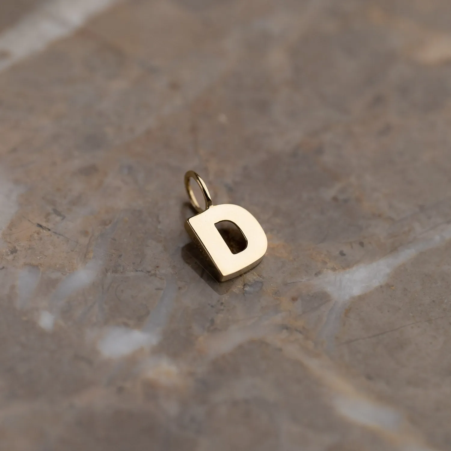 Sisi Copenhagen Letter Solid Gold bogstavsvedhæng 9 kt.