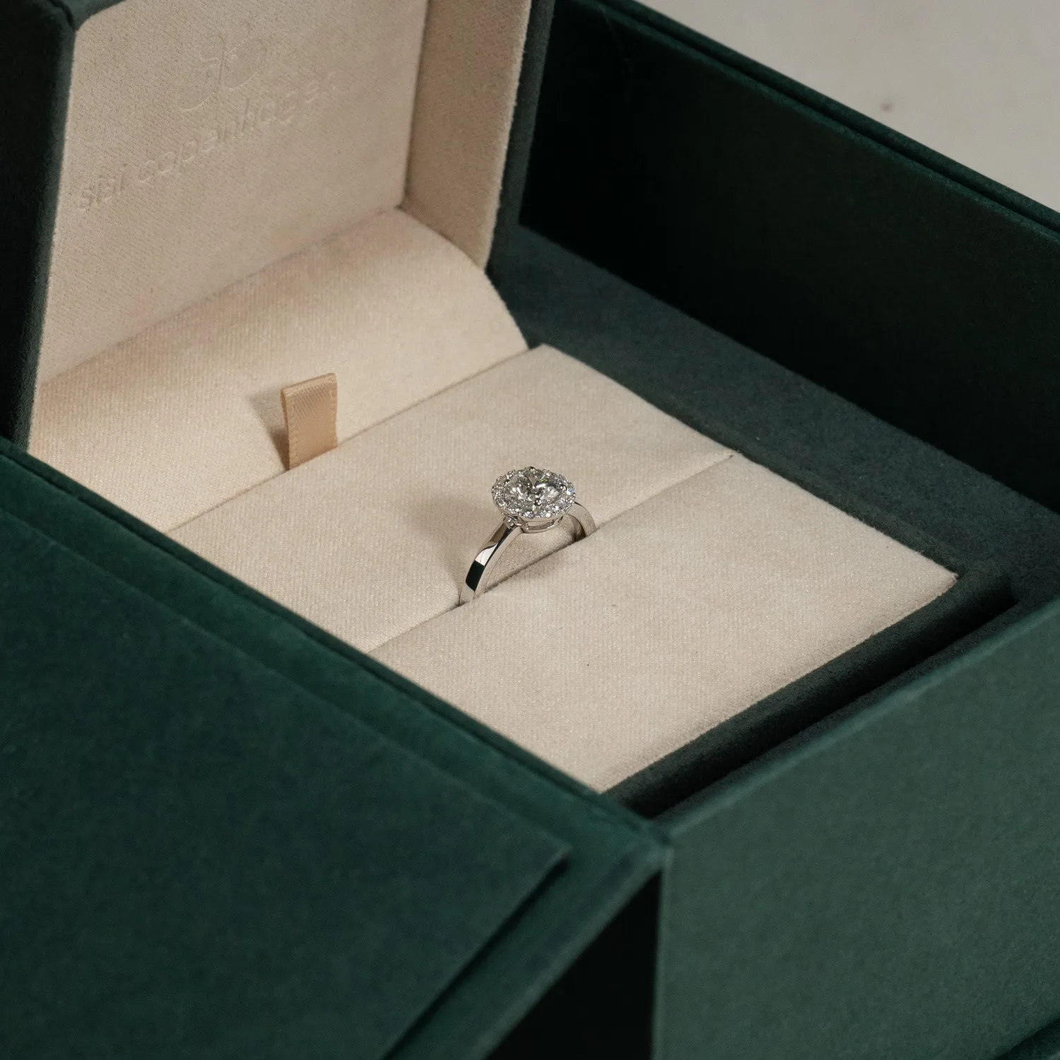 Sisi Copenhagen Simple Round Halo diamantring 1,0 ct hvidguld