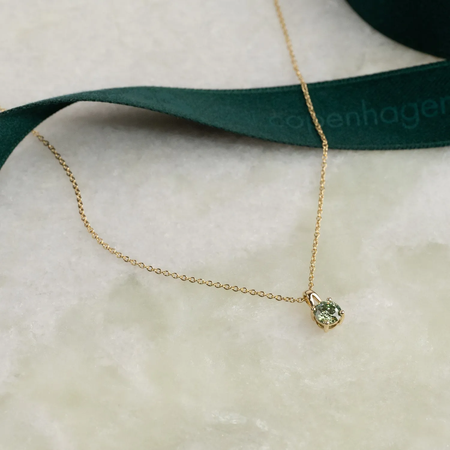 Sisi Copenhagen Prong Solitaire diamantvedhæng 0,5 ct guld grøn