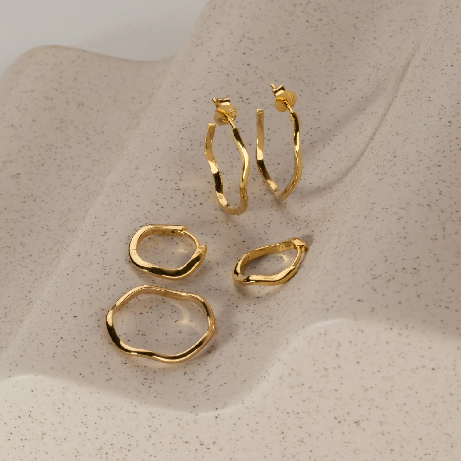 Sisi Copenhagen Gaia huggie øreringe forgyldt 15 mm