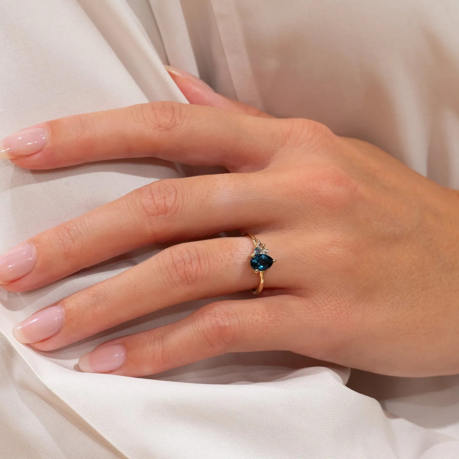 Sisi Copenhagen Gyda London Topas ring massivt 9 kt guld blaastens klynge
