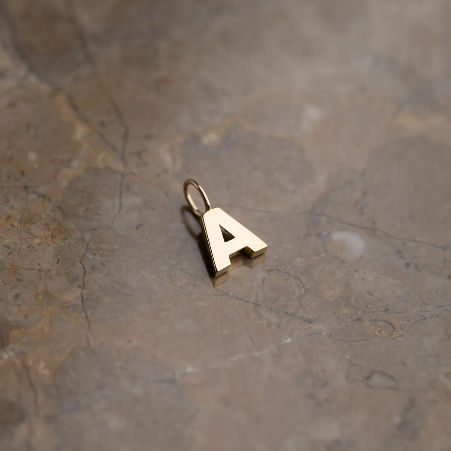 Sisi Copenhagen Letter Solid Gold bogstavsvedhæng 9 kt.