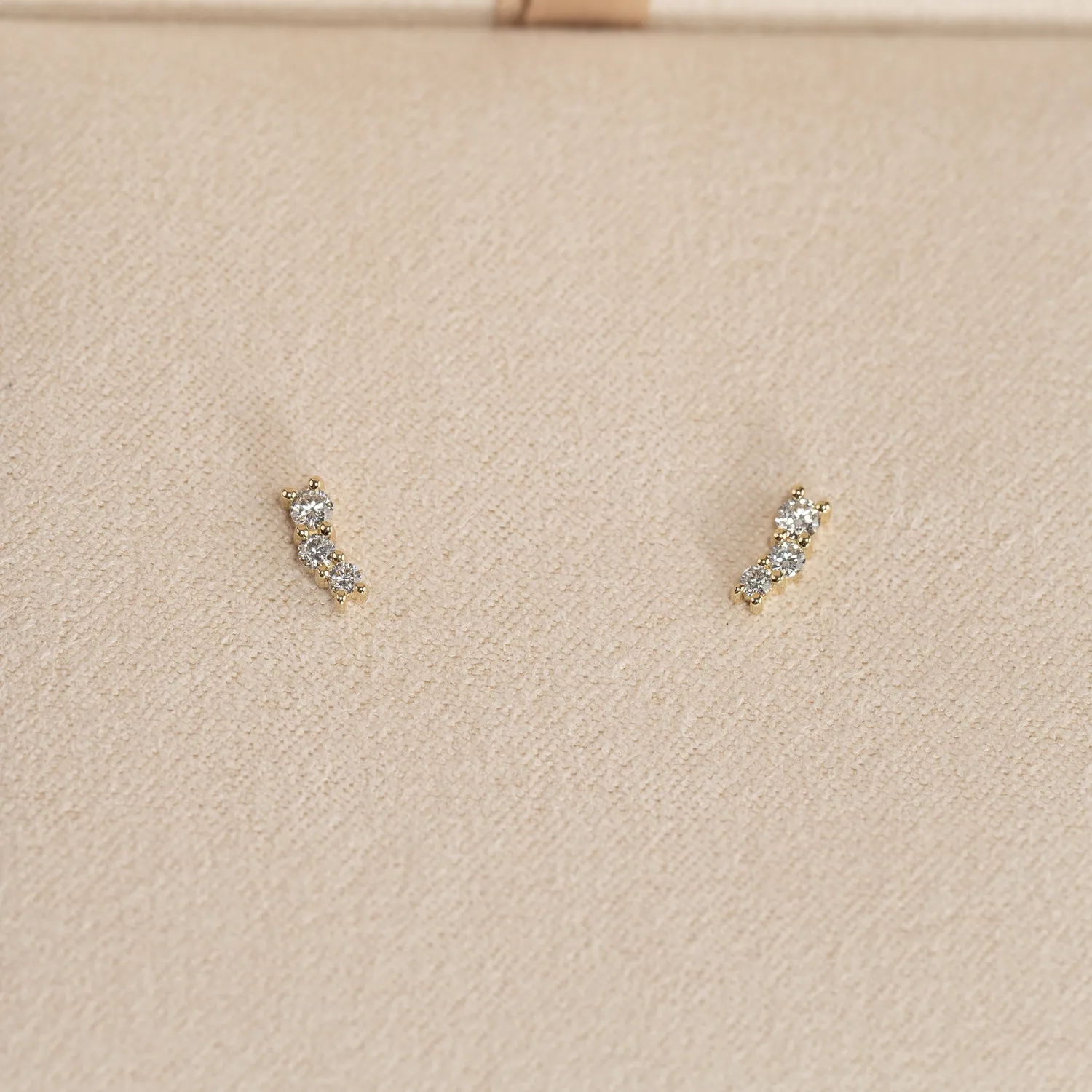 Sisi Copenhagen Graduating Curved diamantørestikker 0,22 ct guld