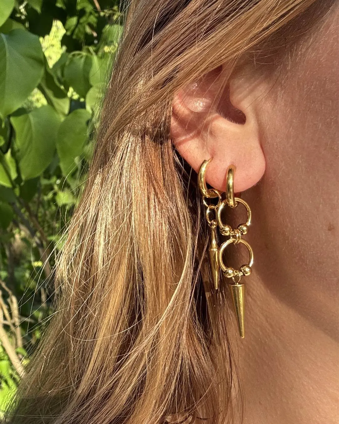 Wos Kelly single ørering guld stål 6,6 cm