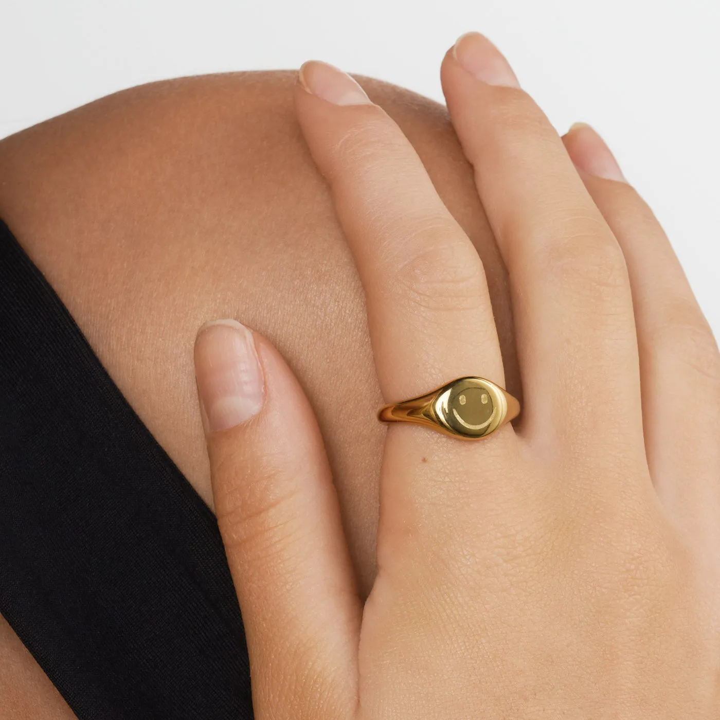 TIMI OF SWEDEN Dixie smiley signetring guld 17 mm
