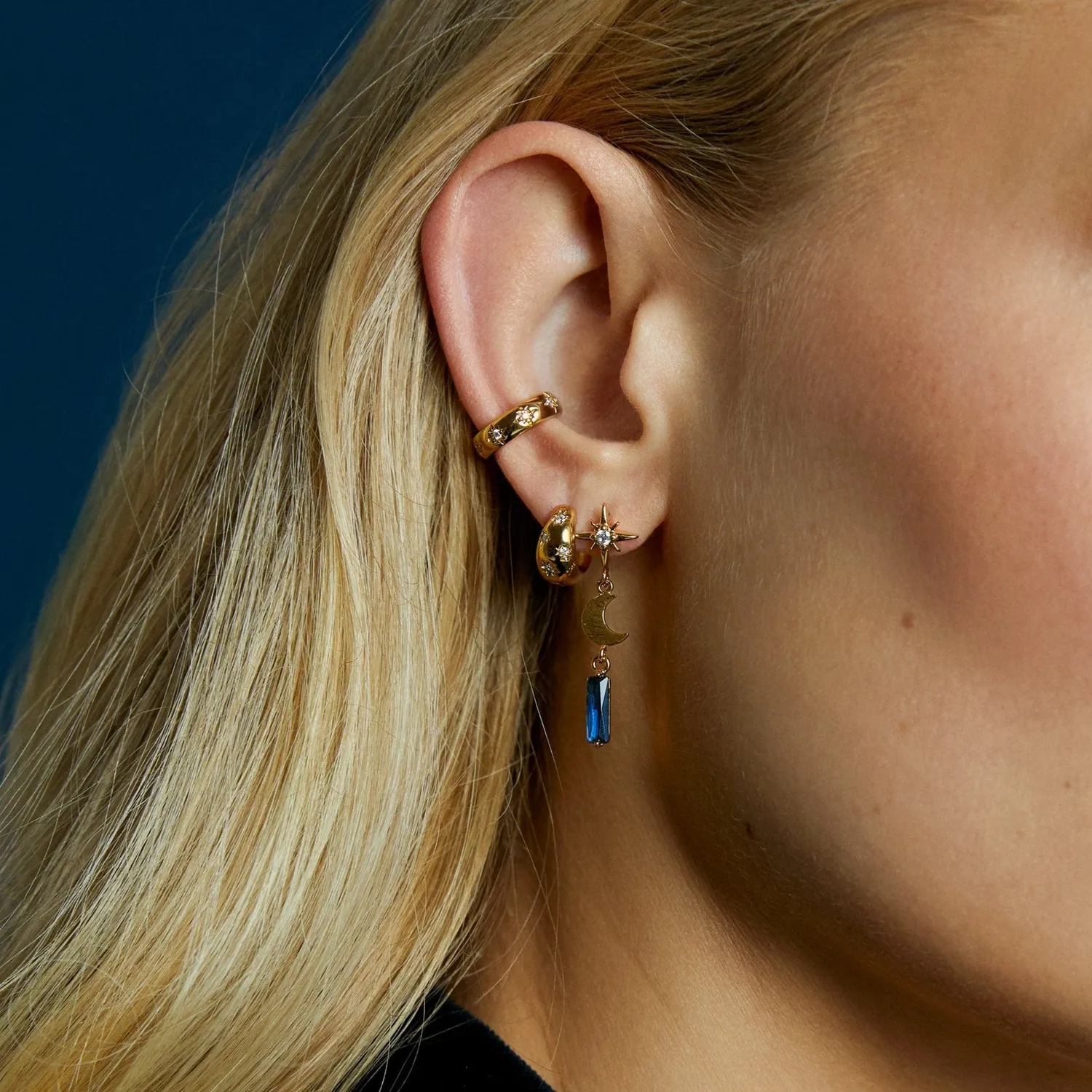 Orelia Tapered Crystal Starburst huggie hoops guld