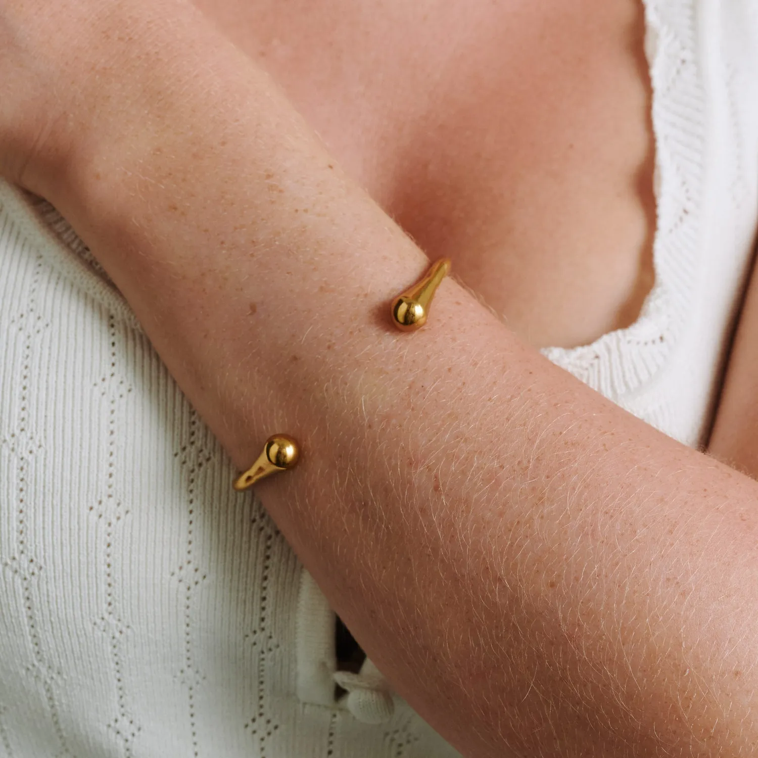 TIMI OF SWEDEN Petra åben armring guld rustfrit stål