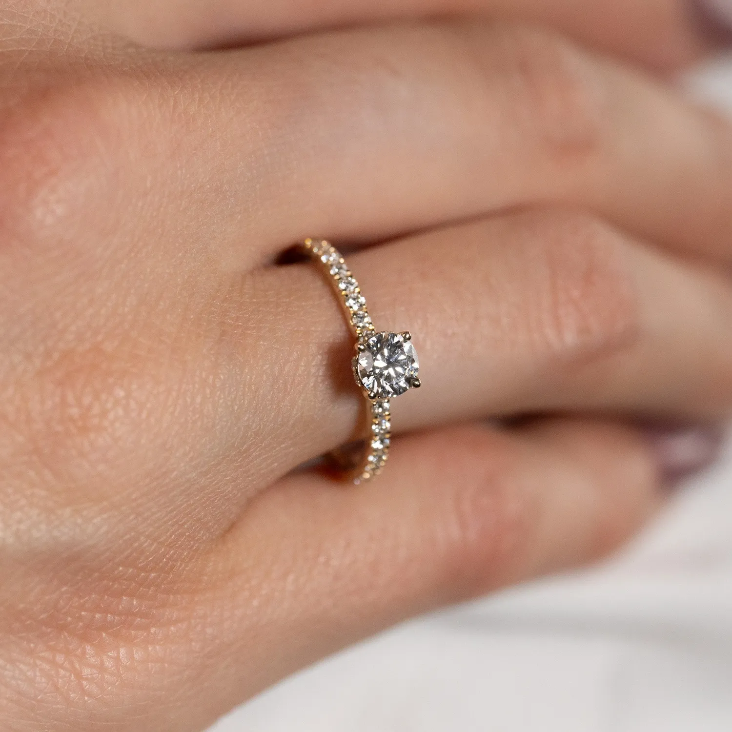 Sisi Copenhagen Hidden-Halo Alliance 0,8 ct ring guld diamant