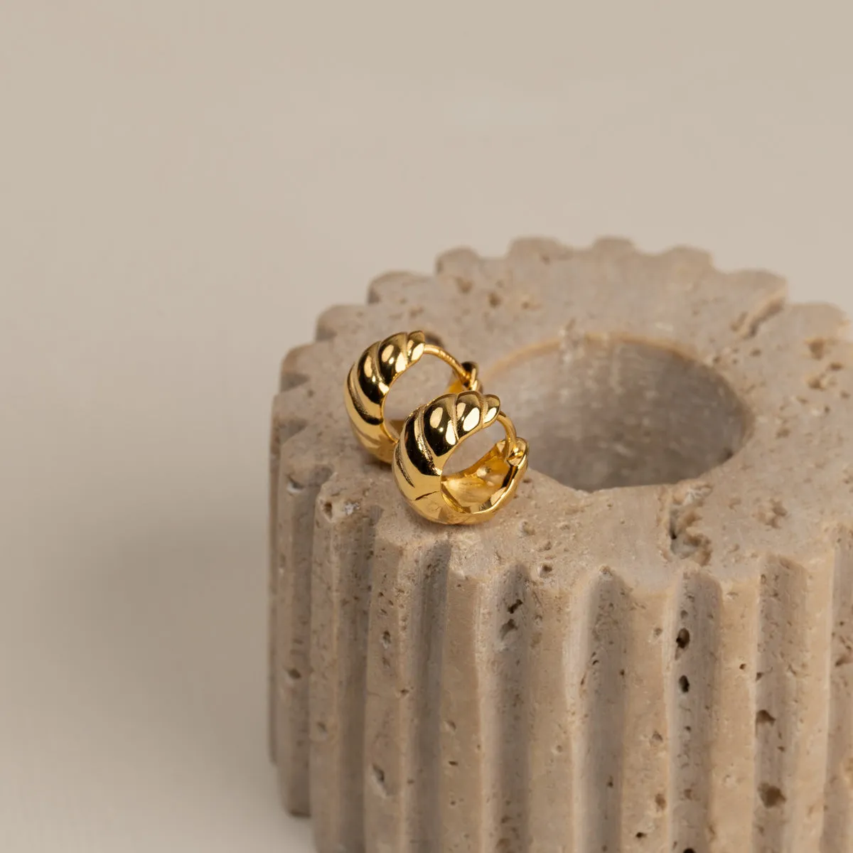 Sisi Copenhagen Ulrikka huggie øreringe forgyldt 10,5 mm