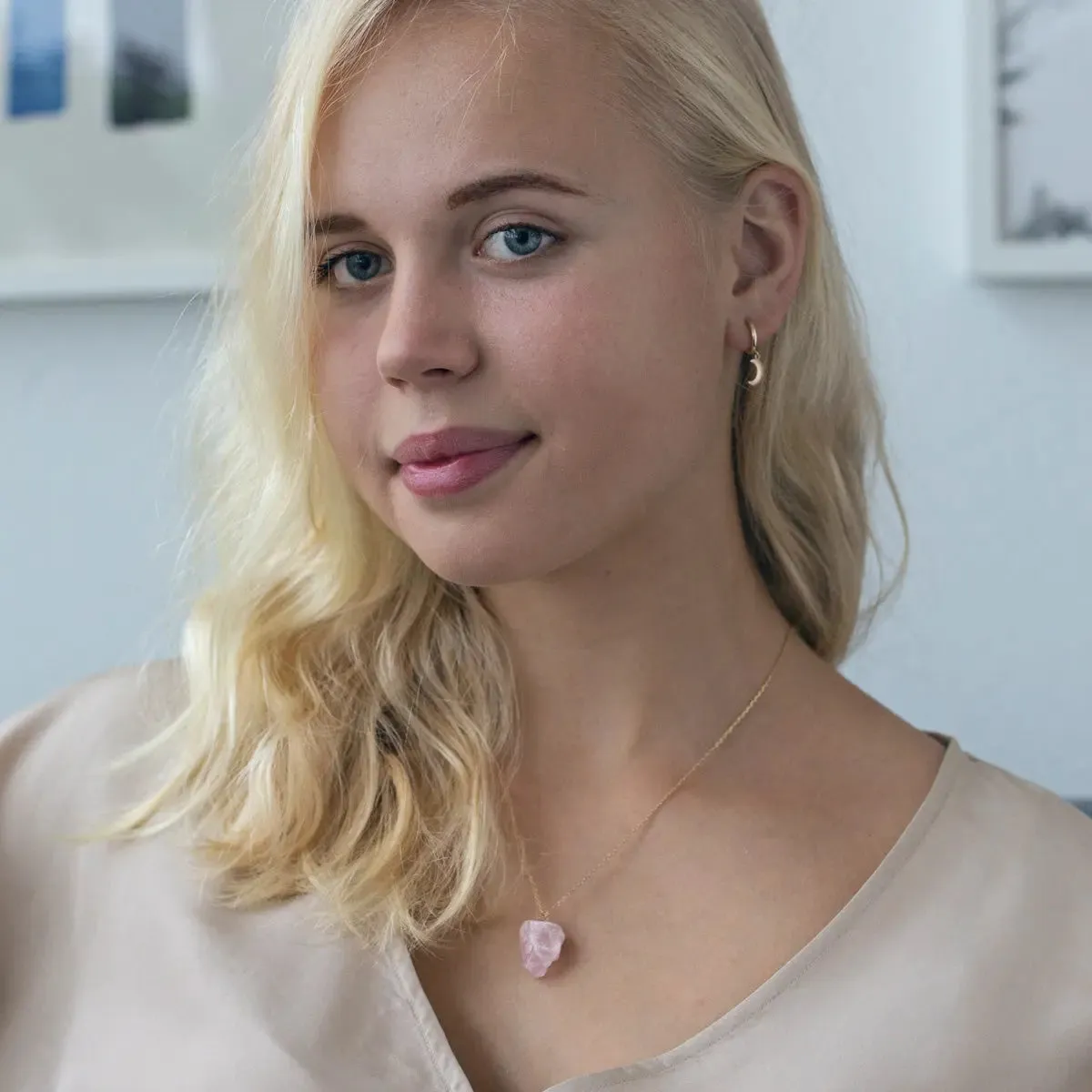 TIMI OF SWEDEN Halskæde halvædelsten rosenkvarts 42 cm