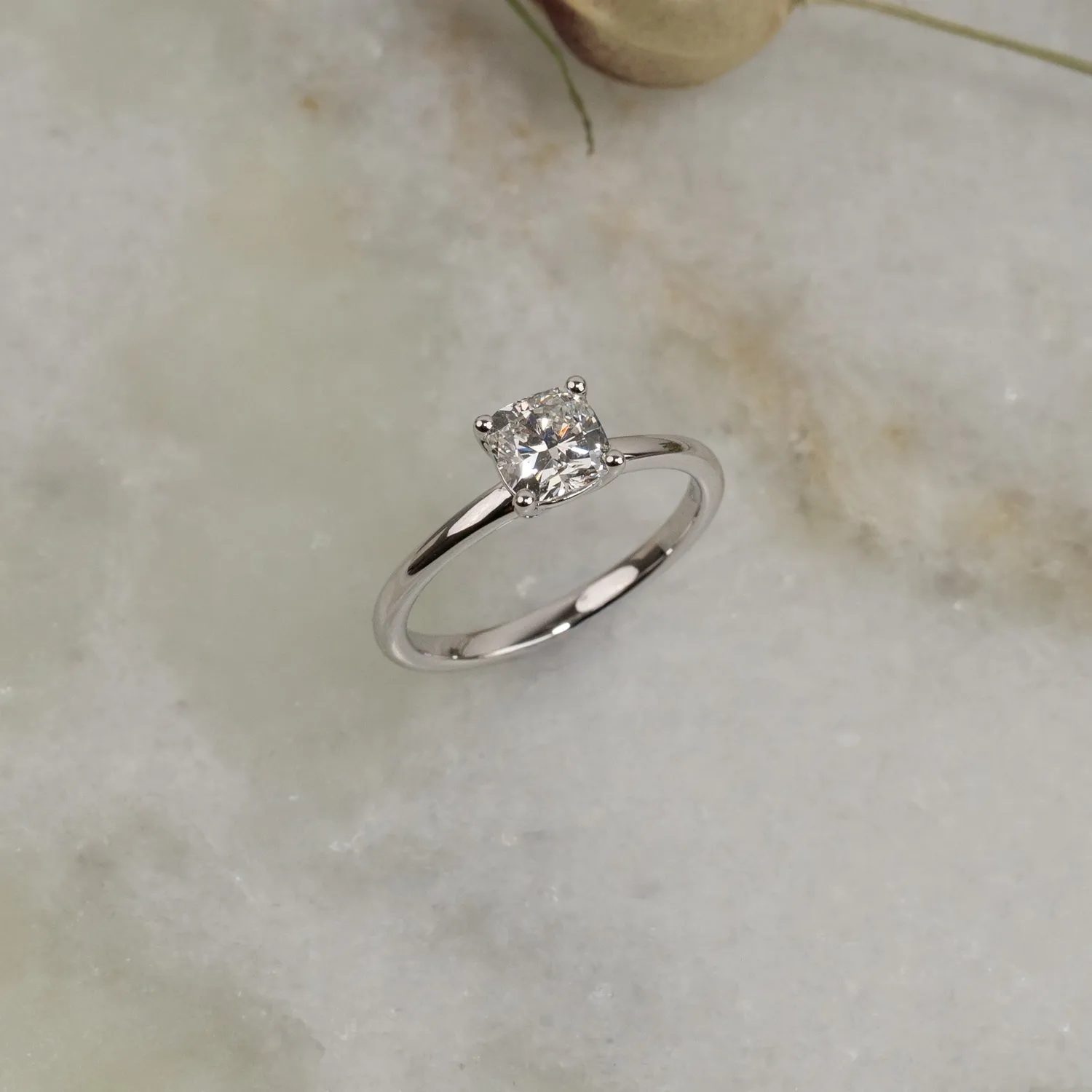 Sisi Copenhagen Solitaire Cushion diamantring 0,75 ct hvidguld