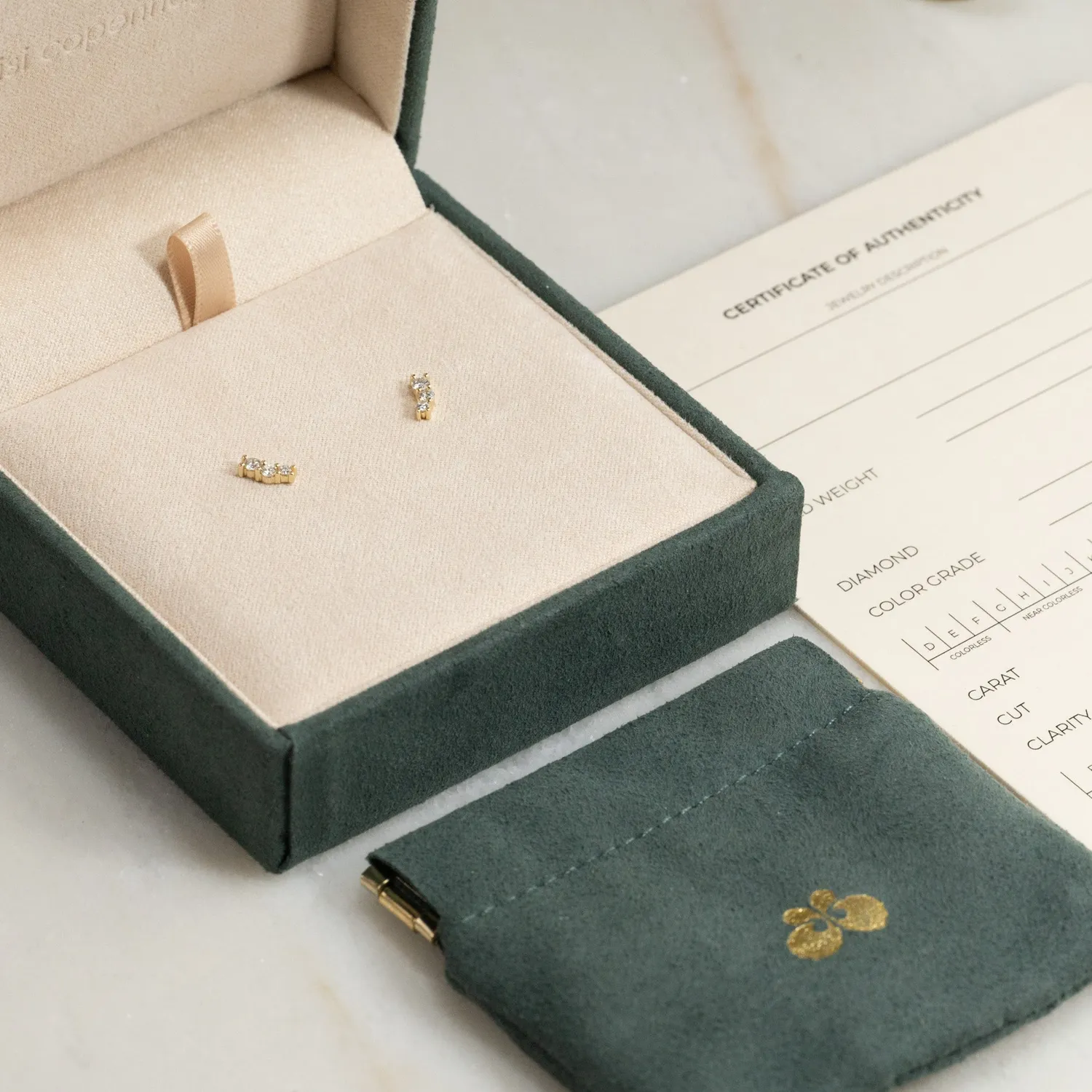 Sisi Copenhagen Graduating Curved diamantørestikker 0,22 ct guld