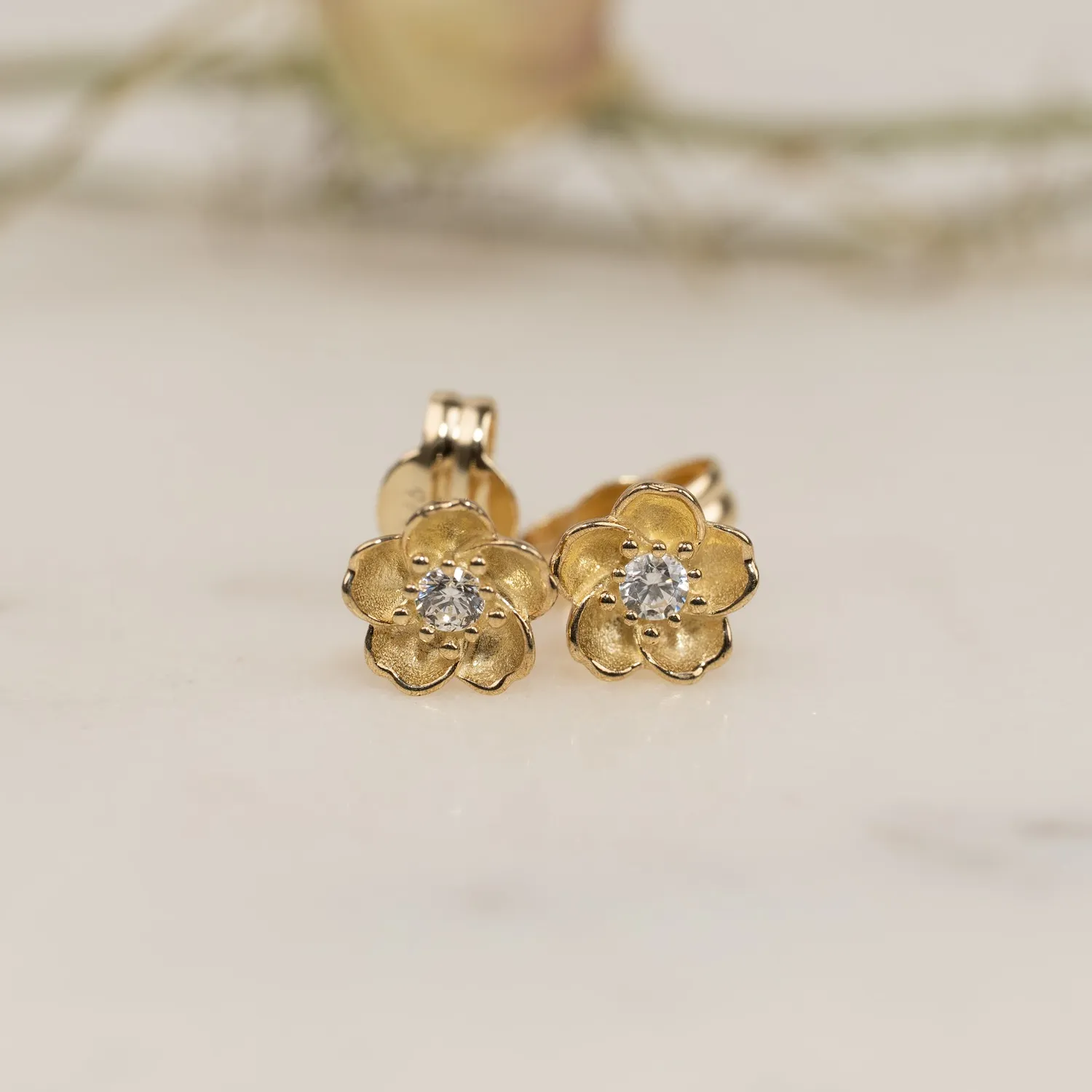 Sisi Copenhagen Clara ørestikker guld zirkon blomst