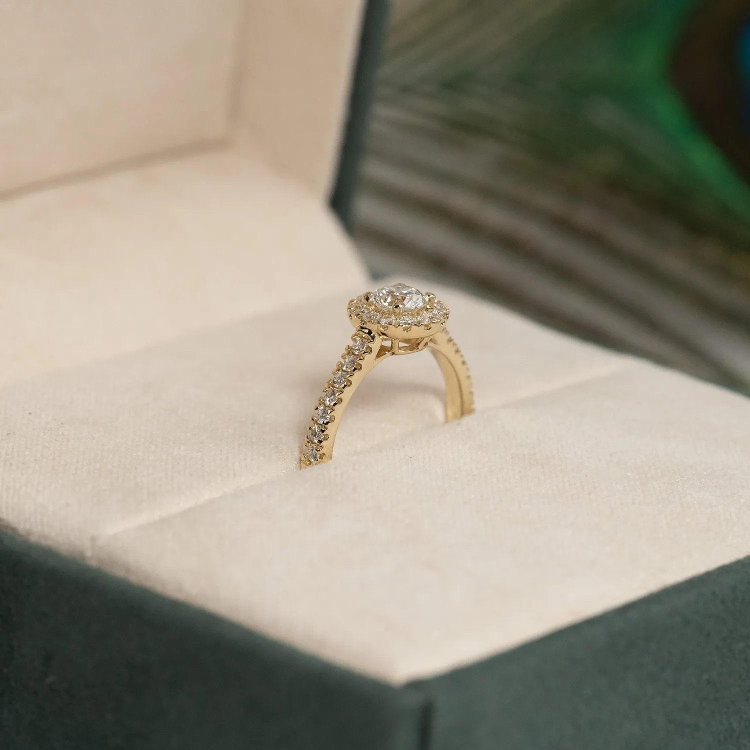 Sisi Copenhagen Round Halo Alliance ring 0,85 ct 14 kt guld