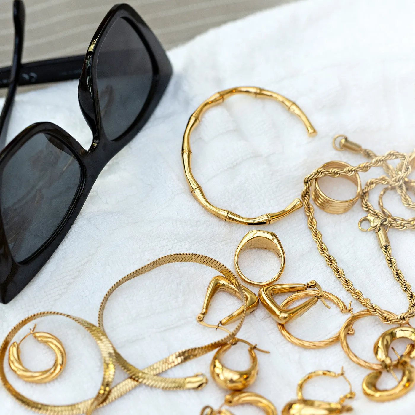 TIMI OF SWEDEN Tyra bamboo bangle armbånd guld