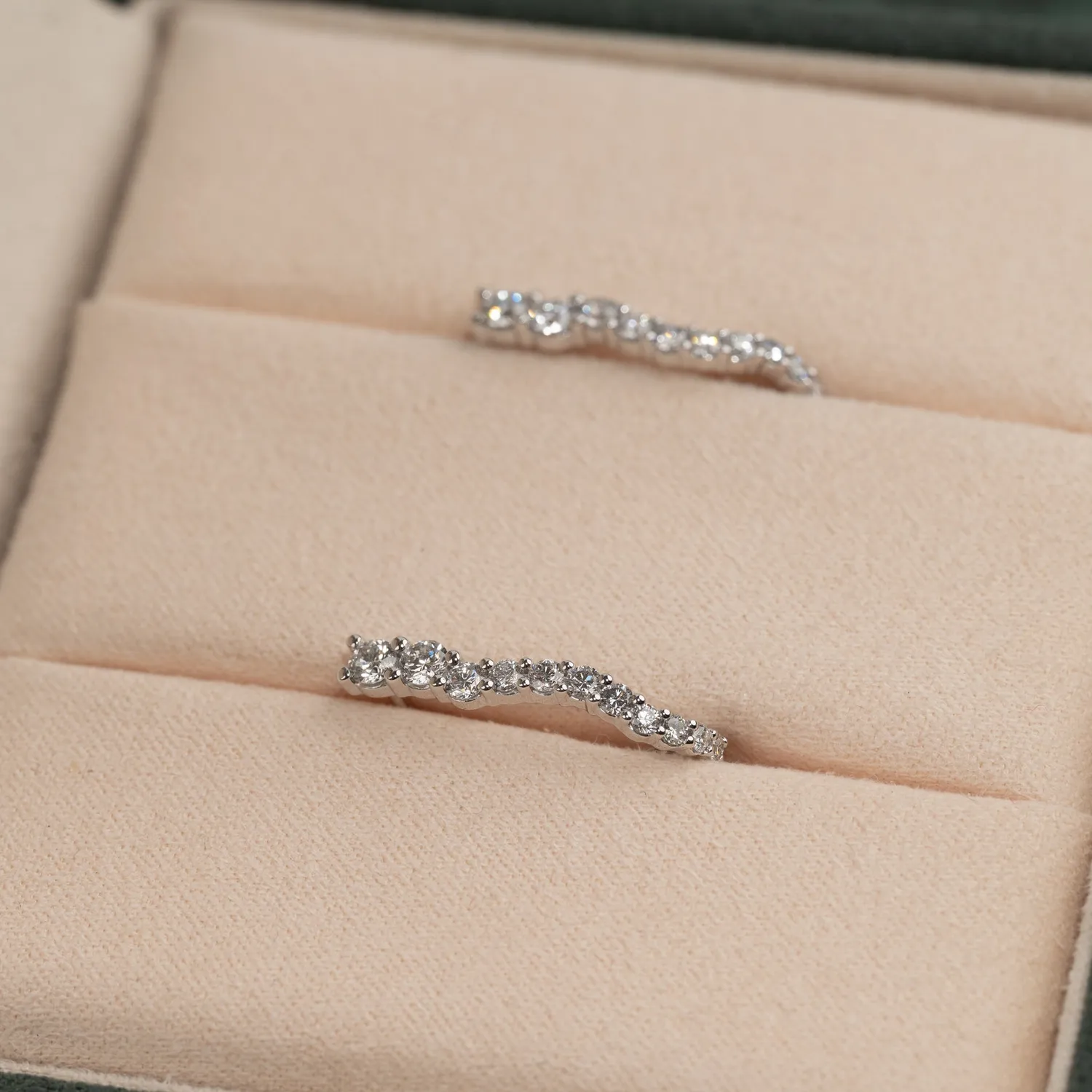Sisi Copenhagen Graduating Curved lab-diamantcreoler hvidguld 0,9 ct