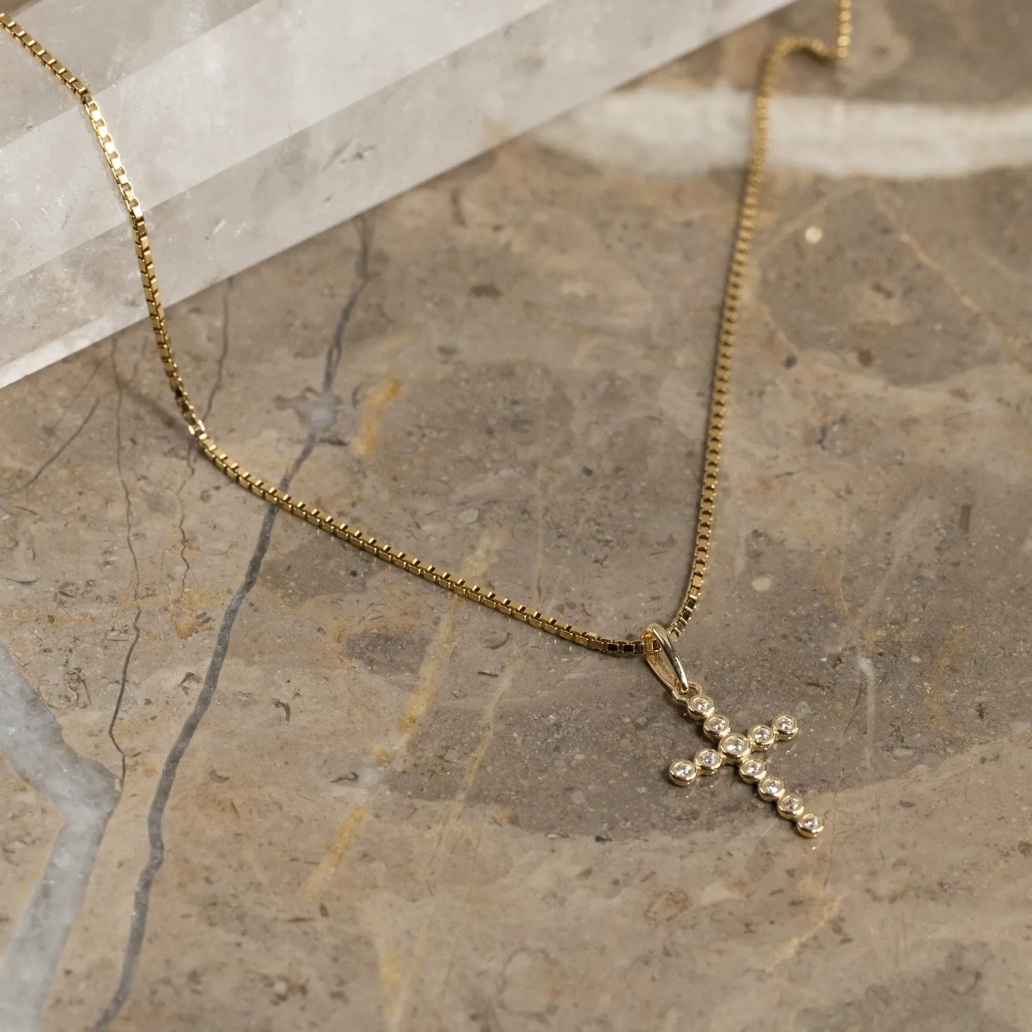 Sisi Copenhagen Crystal Cross vedhæng massivt guld 16 mm