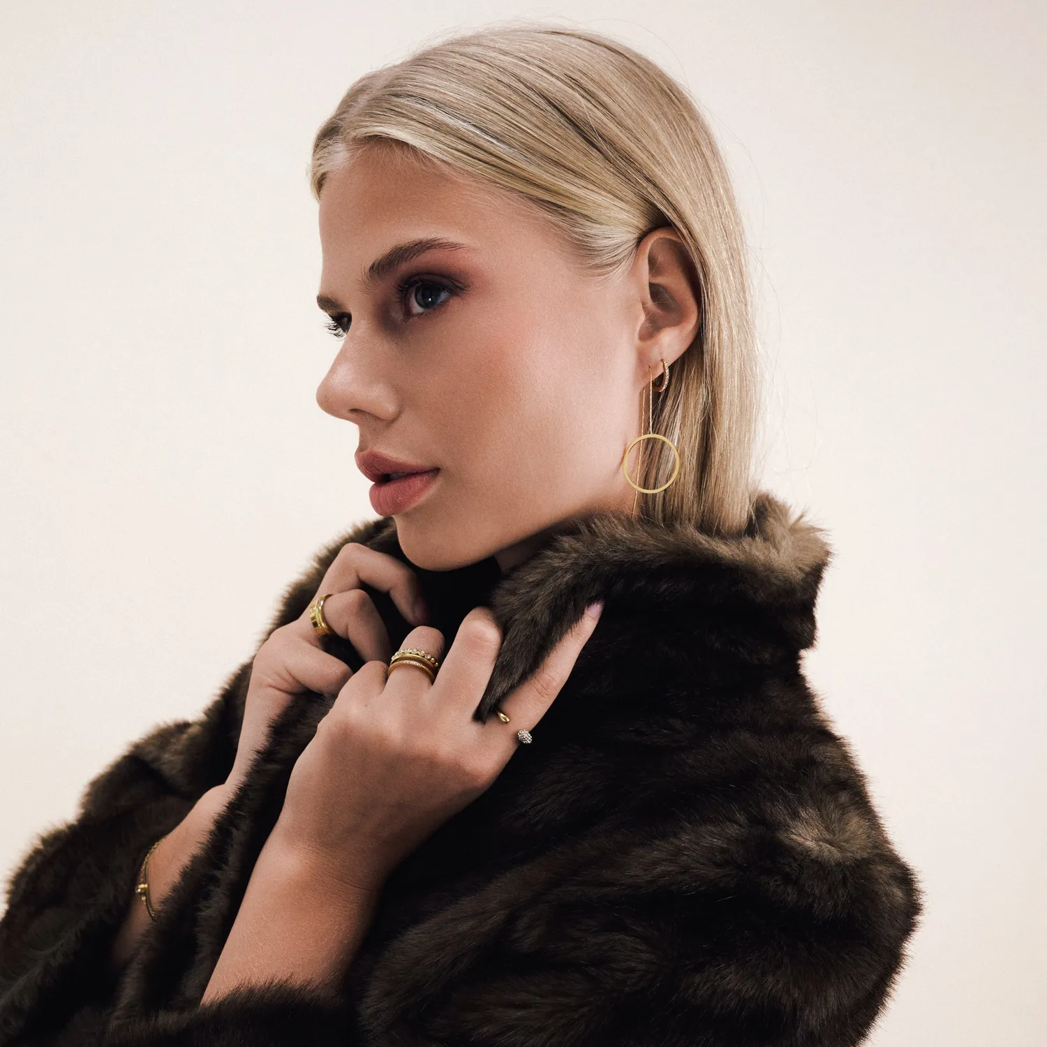 TIMI OF SWEDEN Tolouse åben krystalring guld justerbar