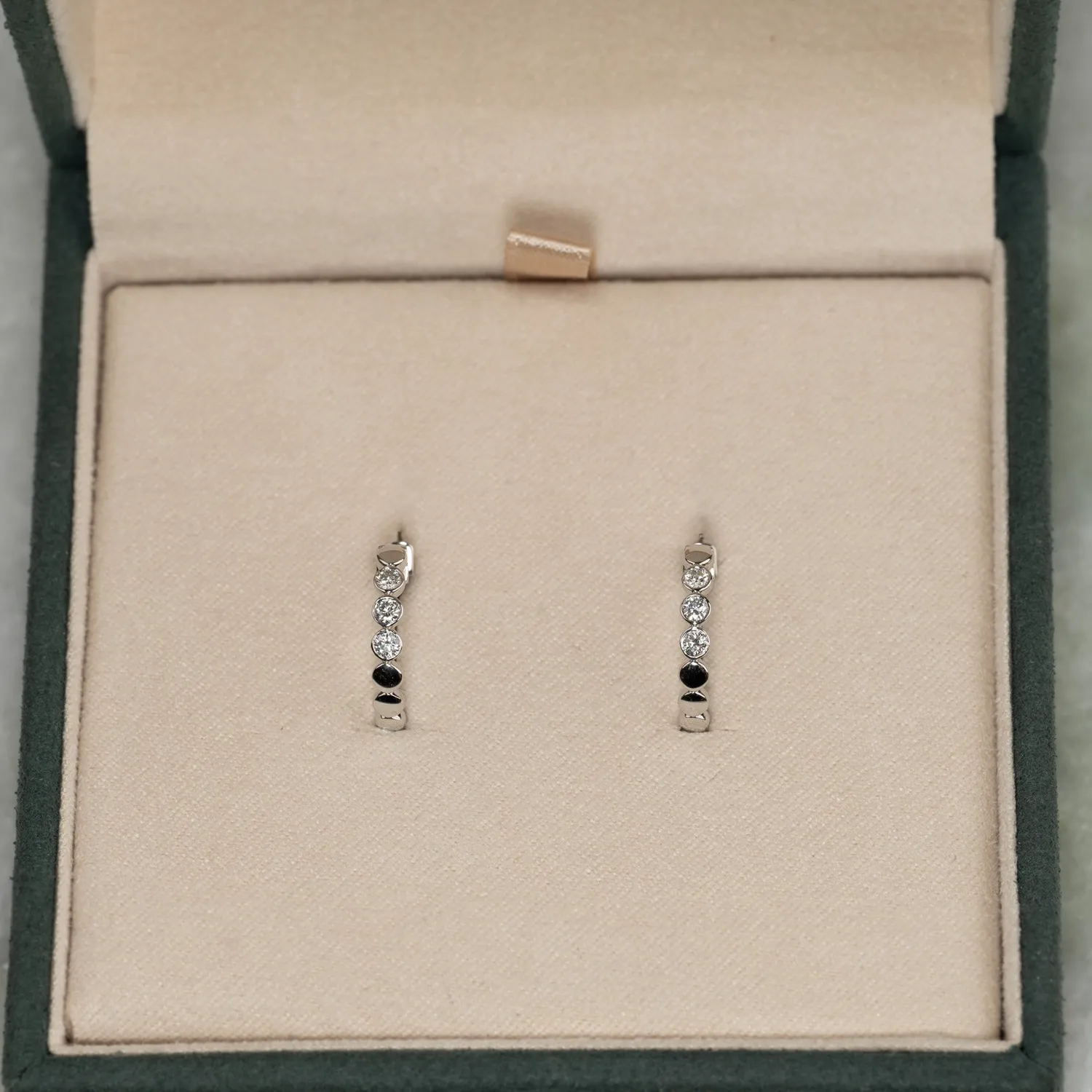 Sisi Copenhagen Diamond Collection Bezel Lab-Diamond creoler hvidguld 0,2 ct