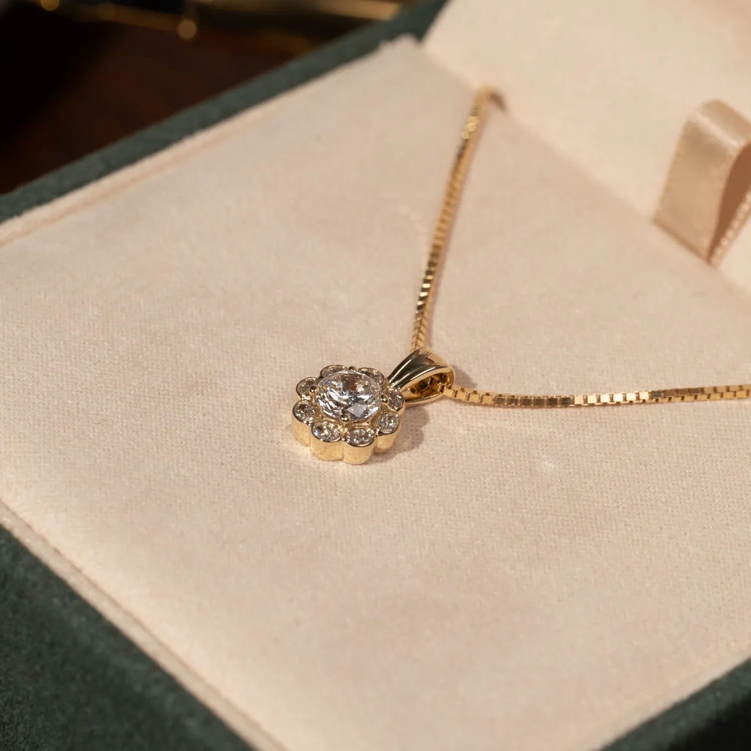 Sisi Copenhagen Laurel Oval-Cut Halo diamantvedhæng 0,8 ct guld