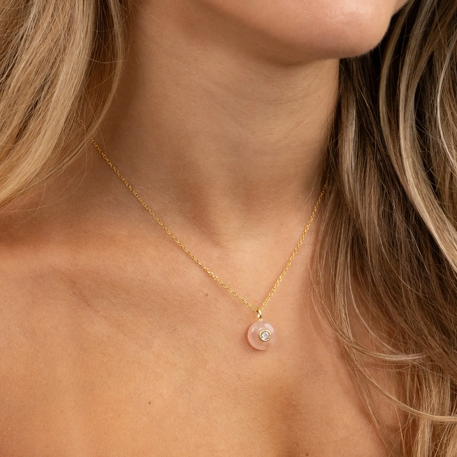 Sisi Copenhagen Amina Rose Quartz Golden Pendant vedhæng rosakvarts