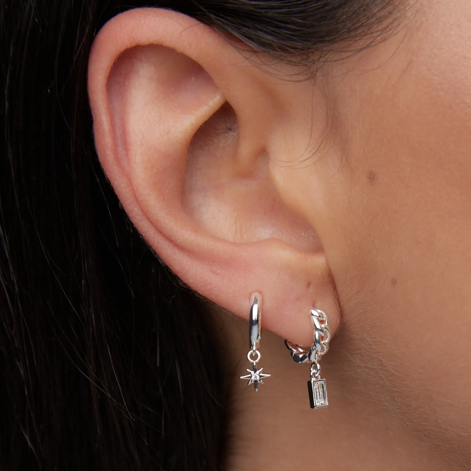 Orelia Starburst Pavé Micro Huggie øreringe sølv