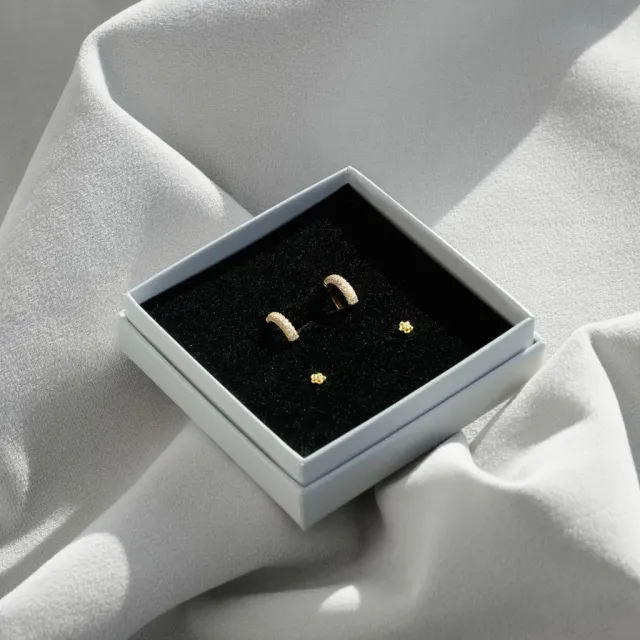TIMI OF SWEDEN Crystal Huggie øreringe sæt guld