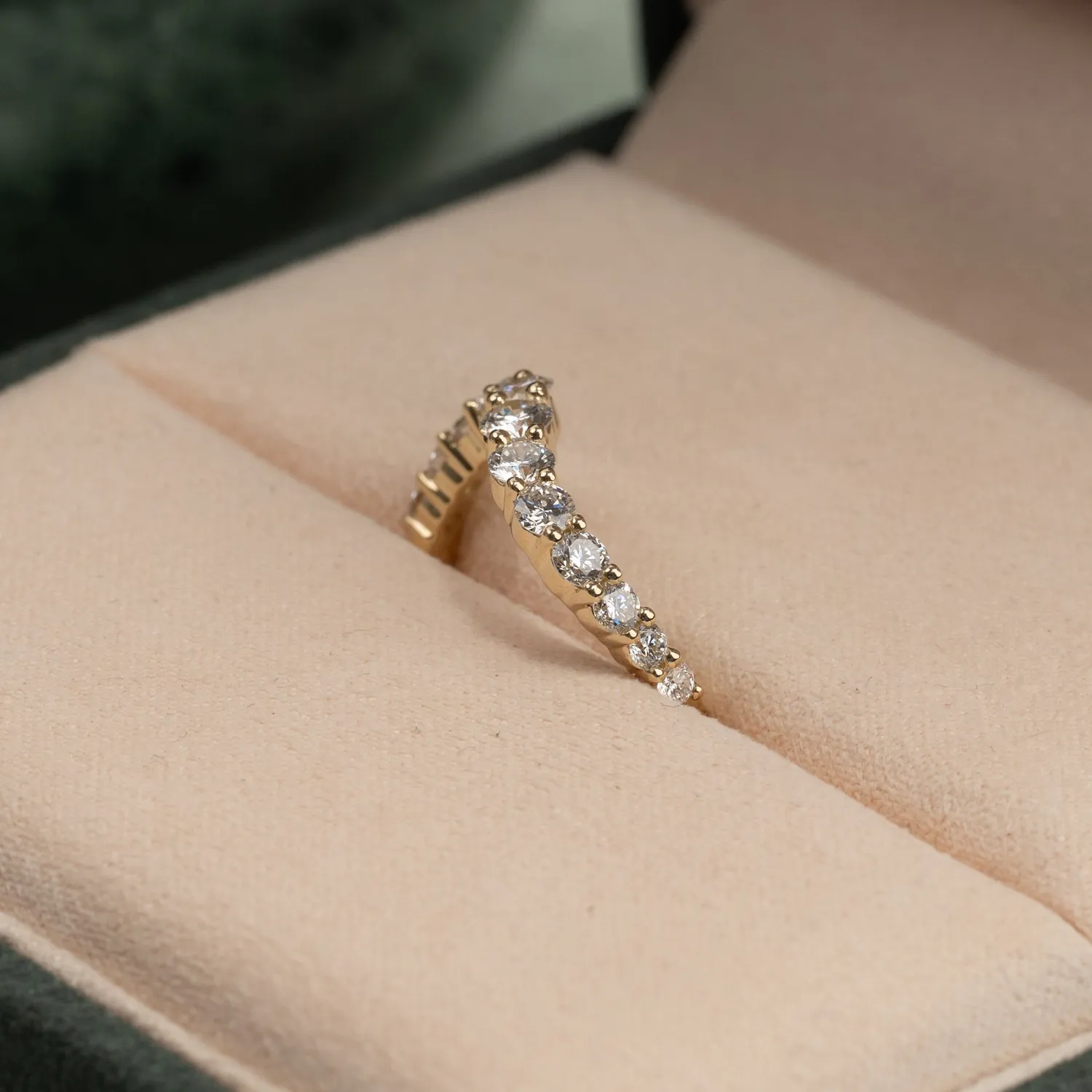 Sisi Copenhagen Graduating Curved 0.9 ct diamantring 14 kt guld