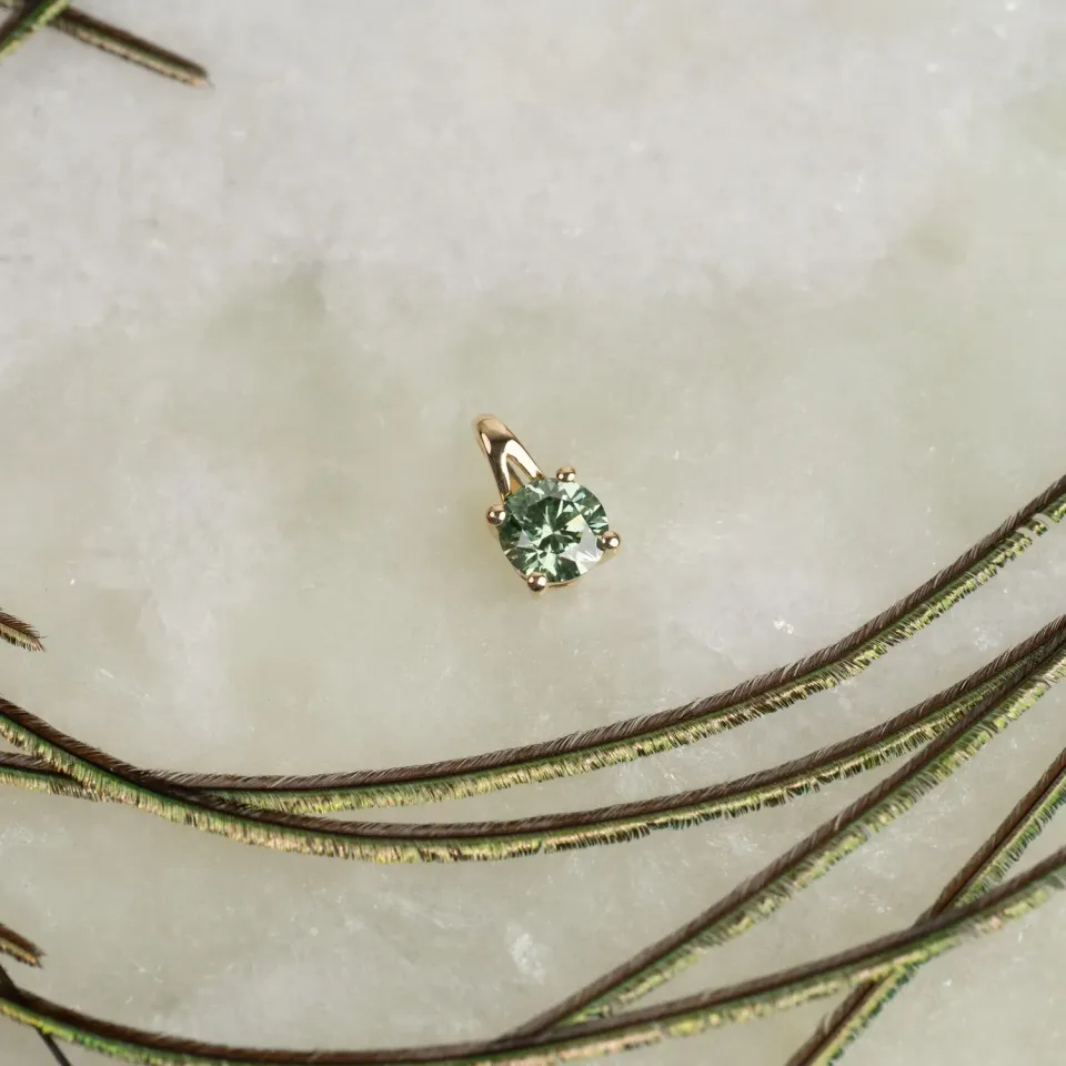 Sisi Copenhagen Prong Solitaire vedhæng 0,75 ct grøn guld