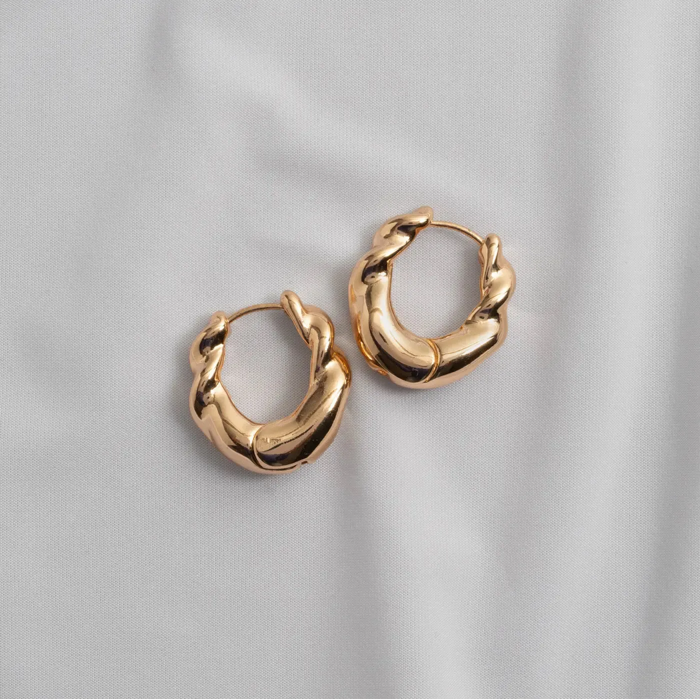 TIMI OF SWEDEN Iris hoop øreringe guld 18 mm snoet