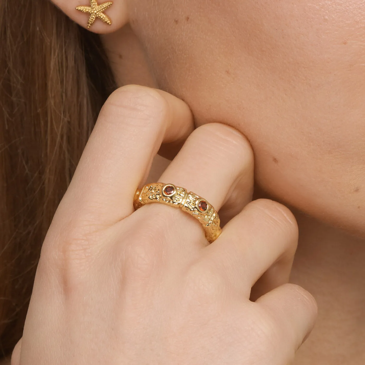 TIMI OF SWEDEN Camille chunky ring rød krystal guld