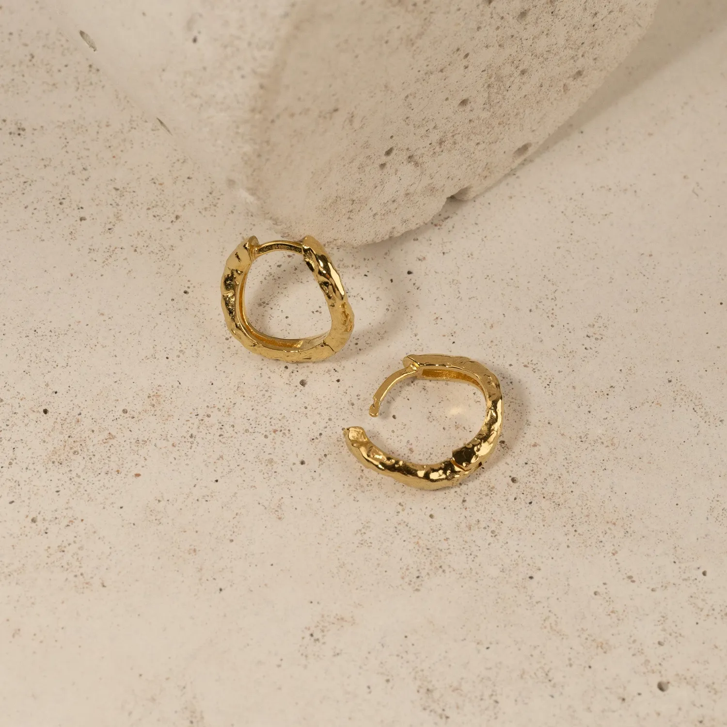 Sisi Copenhagen Maia Golden Huggie øreringe forgyldt 15 mm
