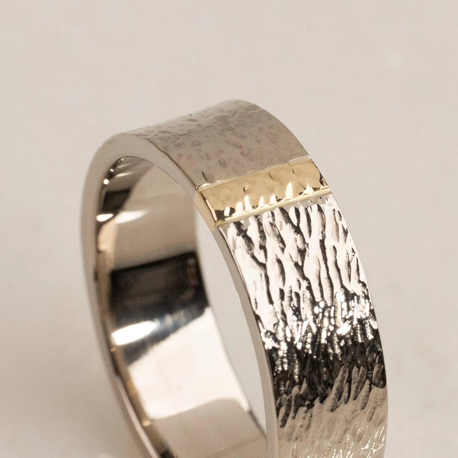 Sisi Copenhagen Hammered Flat vielsesring hvidguld 14 kt 7 mm