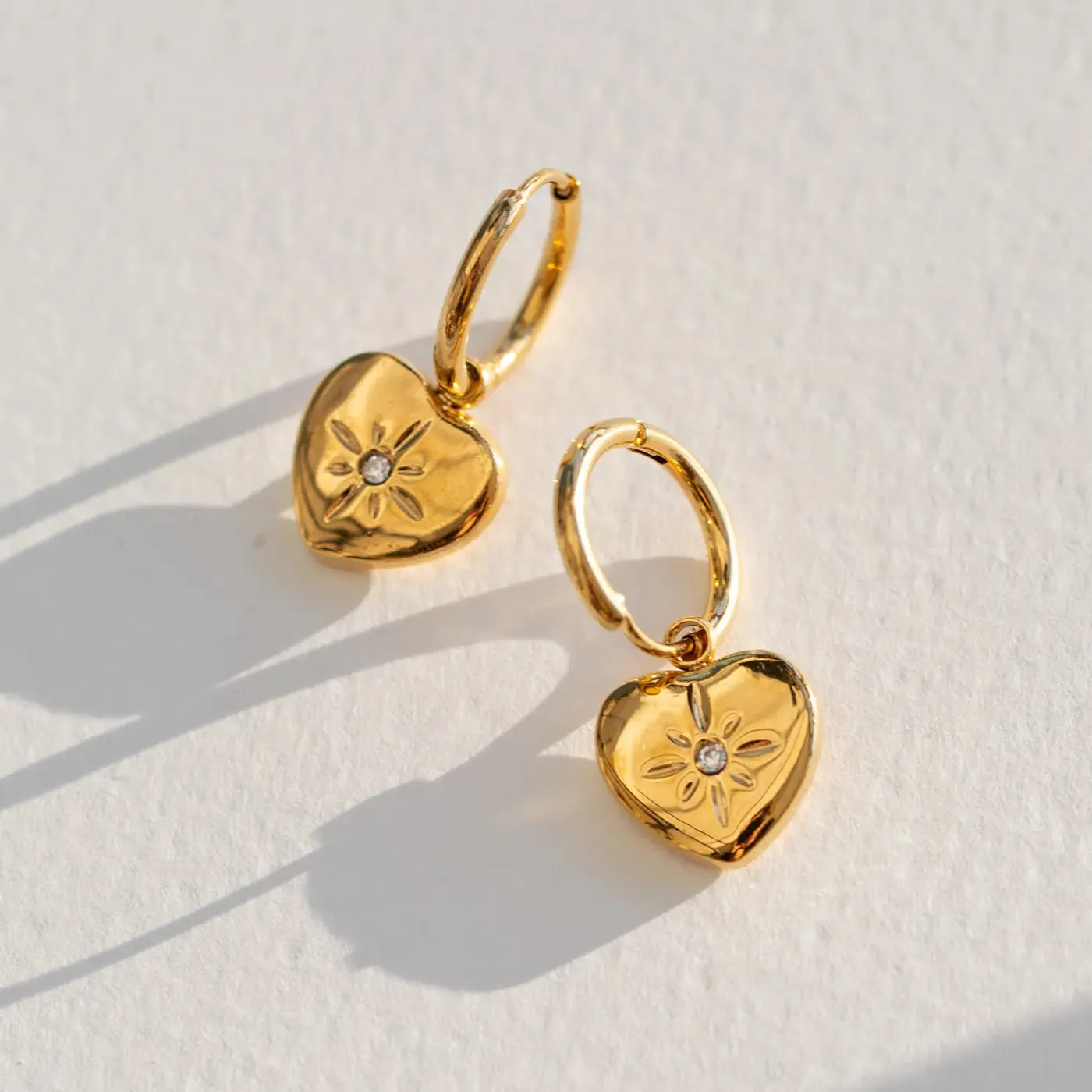 TIMI OF SWEDEN Lola crystal heart hoop øreringe guld