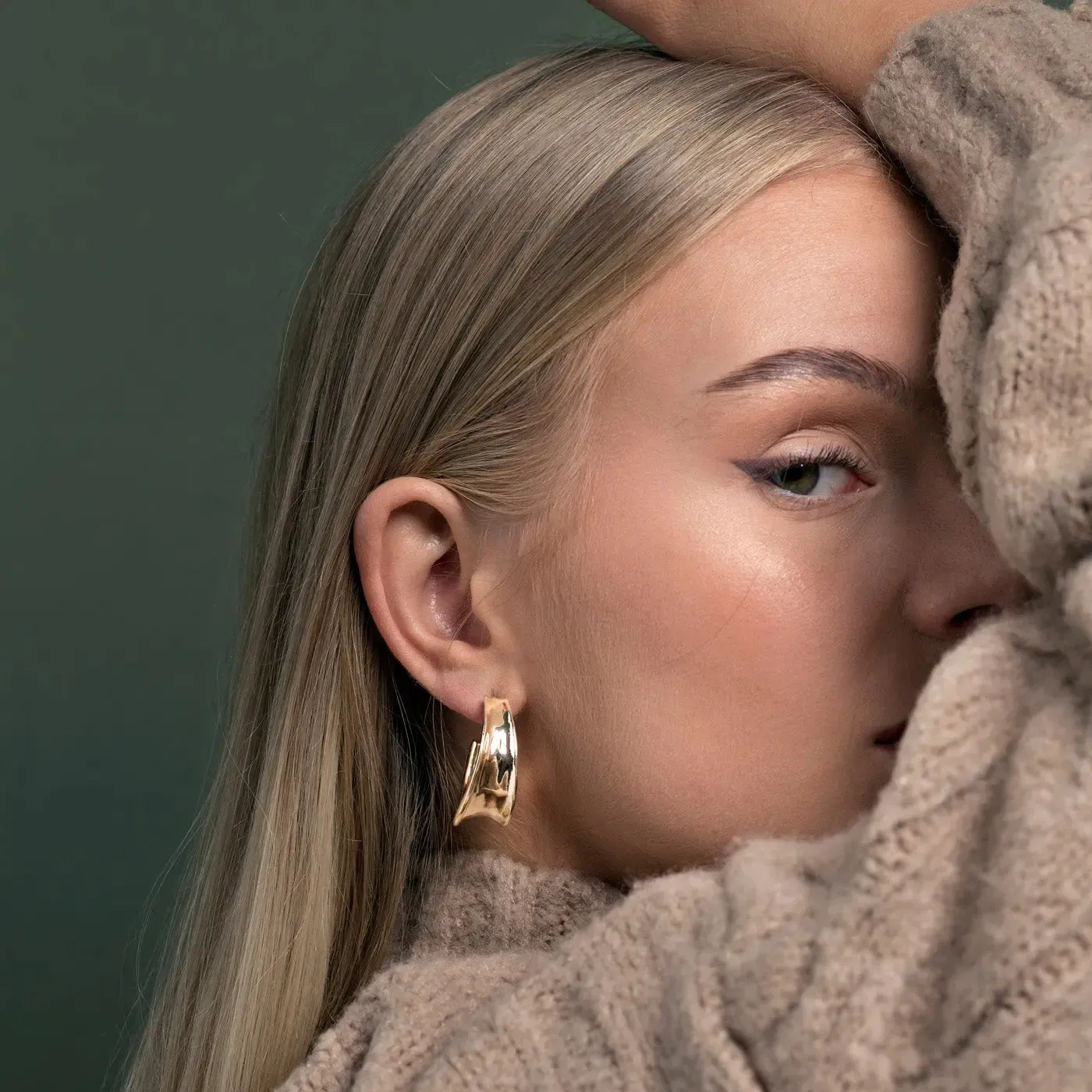 TIMI OF SWEDEN Store hamrede bøjleøreringe sølv
