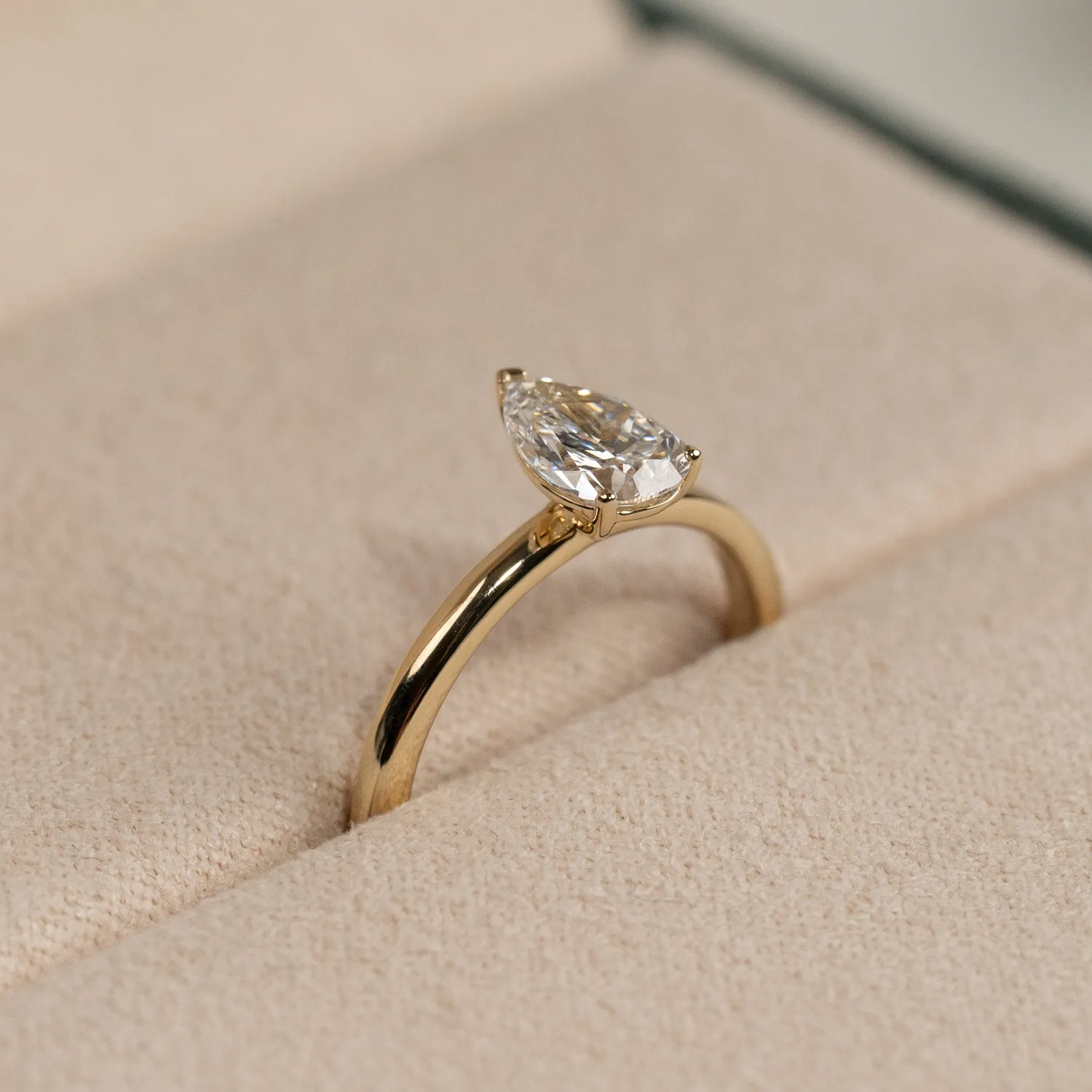 Sisi Copenhagen Solitaire Pear-Cut ring 0,75 ct 14 kt guld