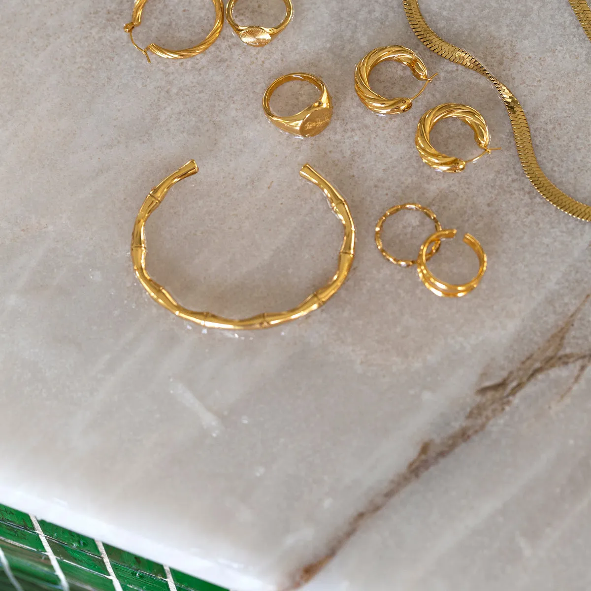 TIMI OF SWEDEN Tyra bamboo bangle armbånd guld