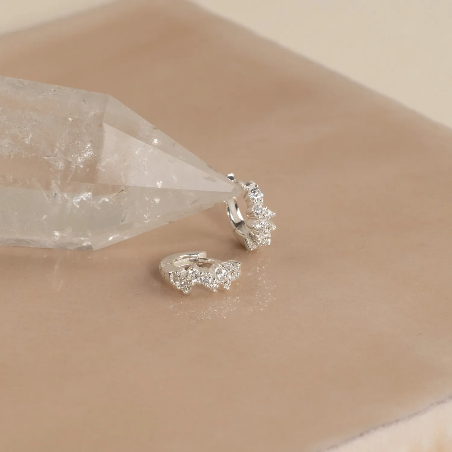 Sisi Copenhagen Clair Crystal Mini Huggie øreringe sølv zirkon