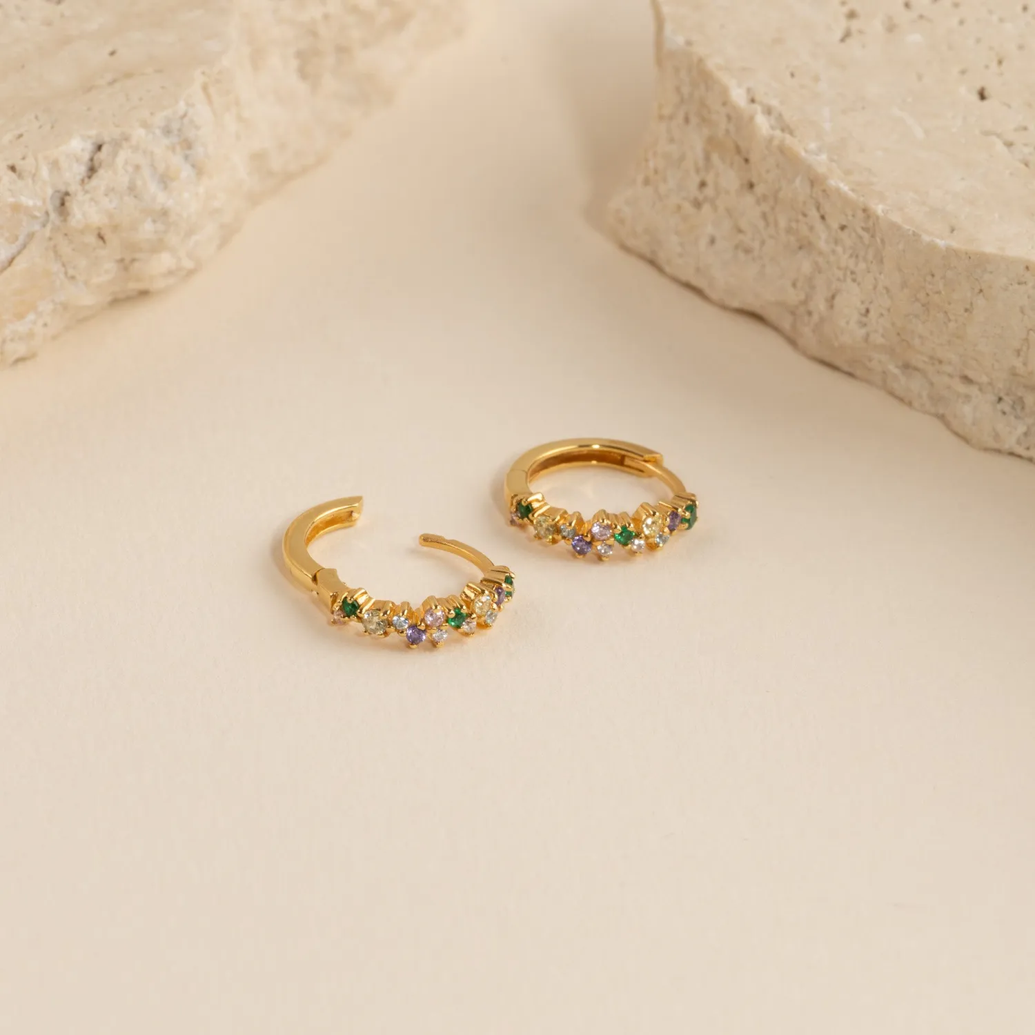Sisi Copenhagen Clair Rainbow Golden huggie øreringe forgyldt 15 mm