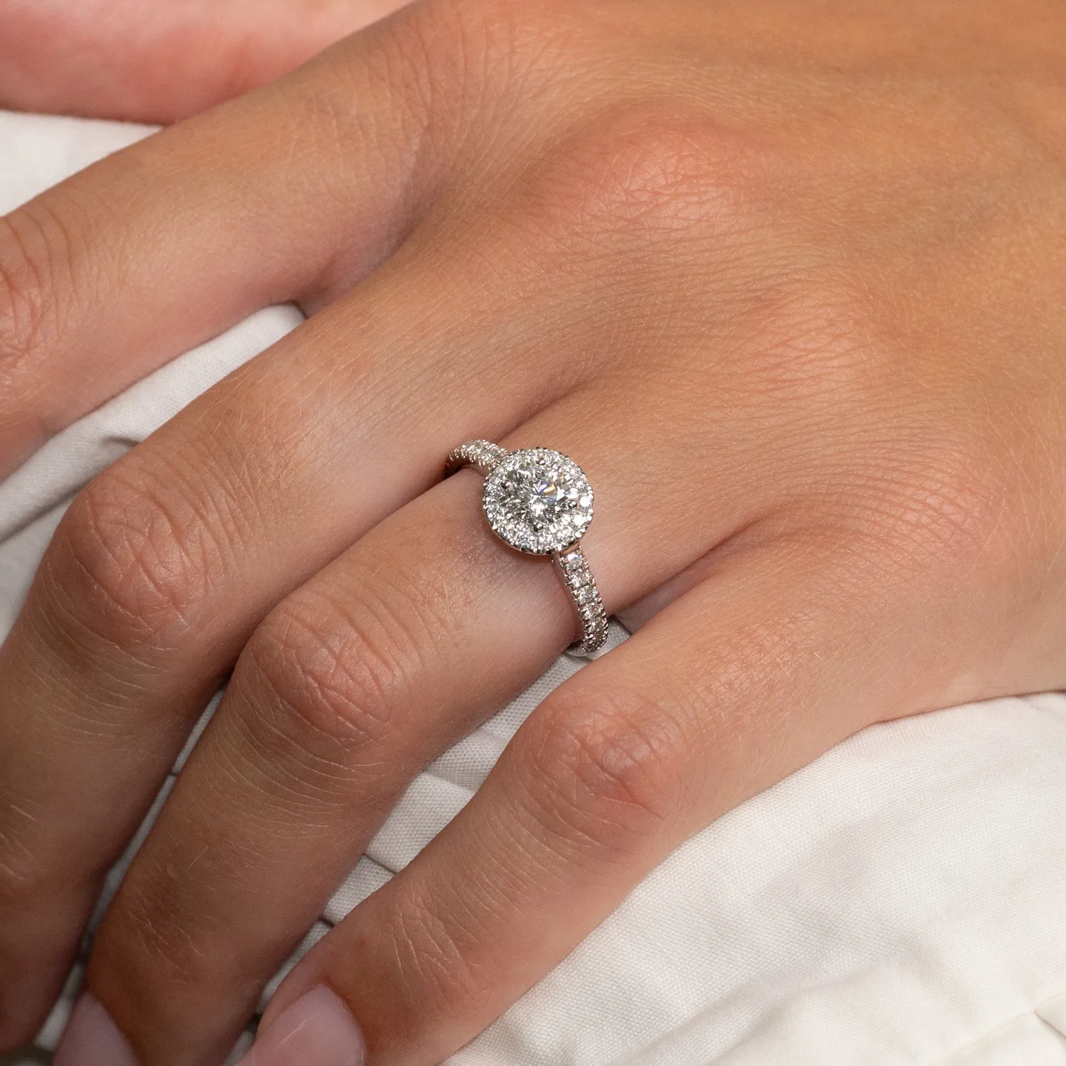 Sisi Copenhagen Round Halo Alliance 0,85ct ring hvidguld