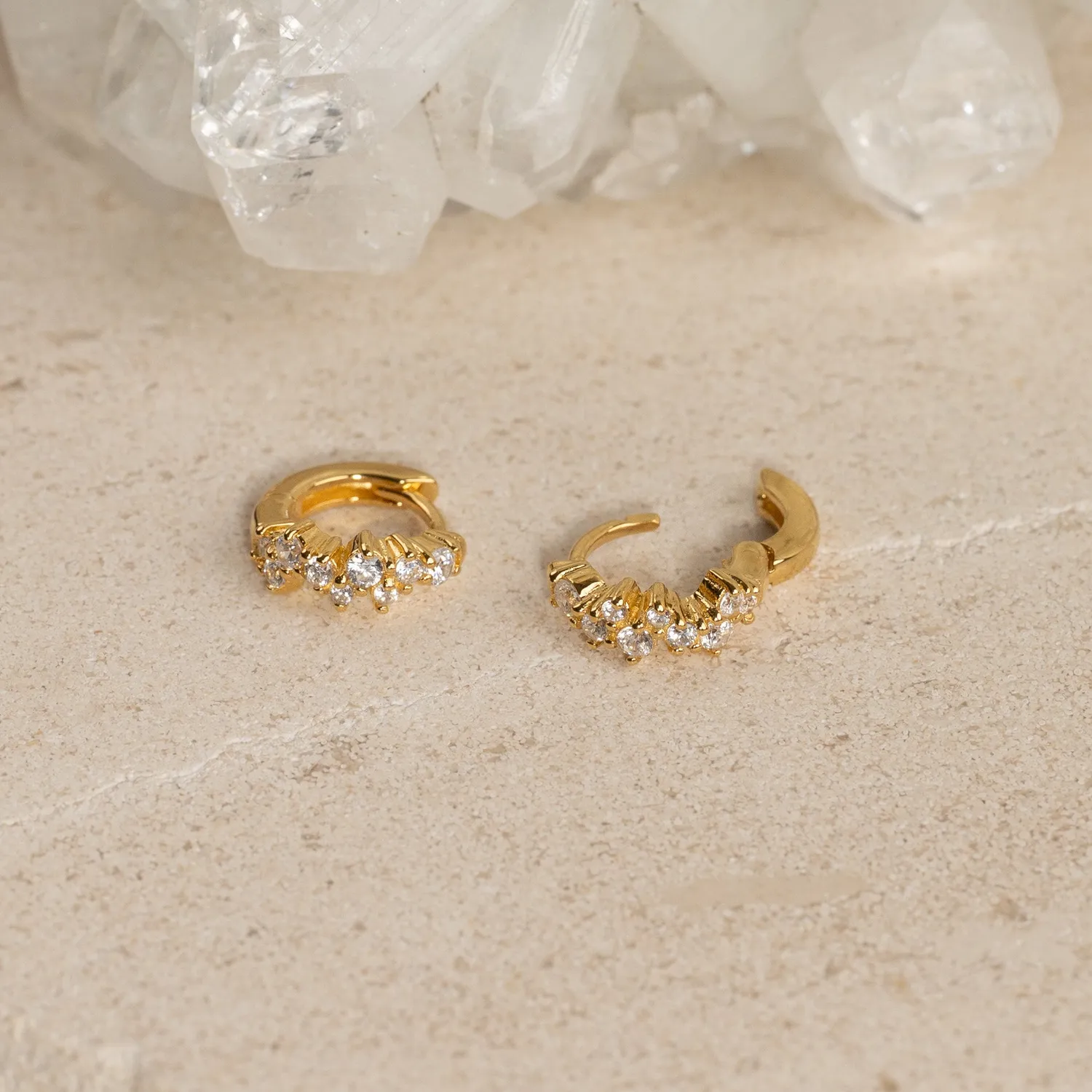Sisi Copenhagen Clair Crystal Golden Mini Huggie øreringe forgyldt par