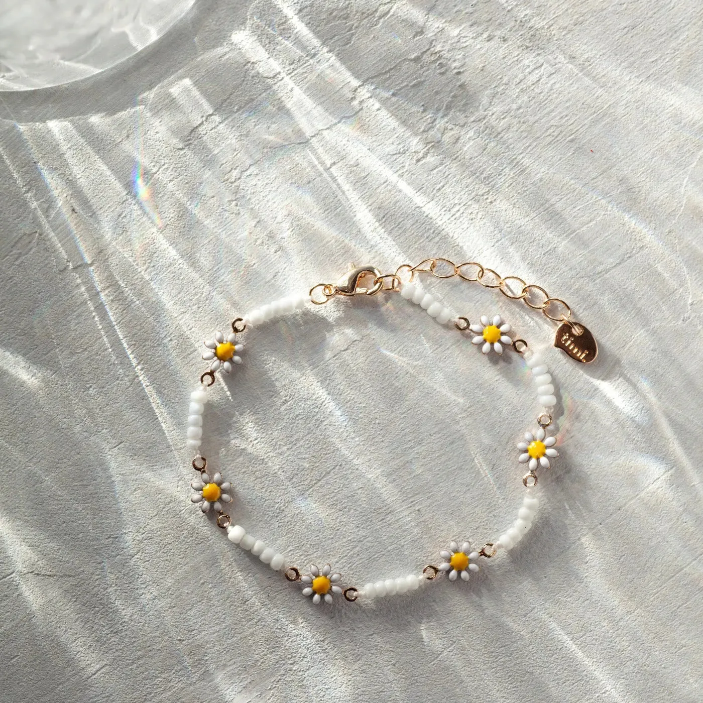 TIMI OF SWEDEN Astrid Daisy emaljearmbånd guld 17 cm