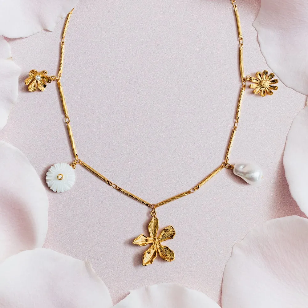Orelia Statement Flower Pearl Charm halskæde guld blomst