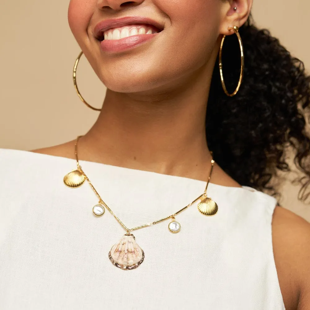 Orelia Mixed Shell & Pearl charm halskæde guld