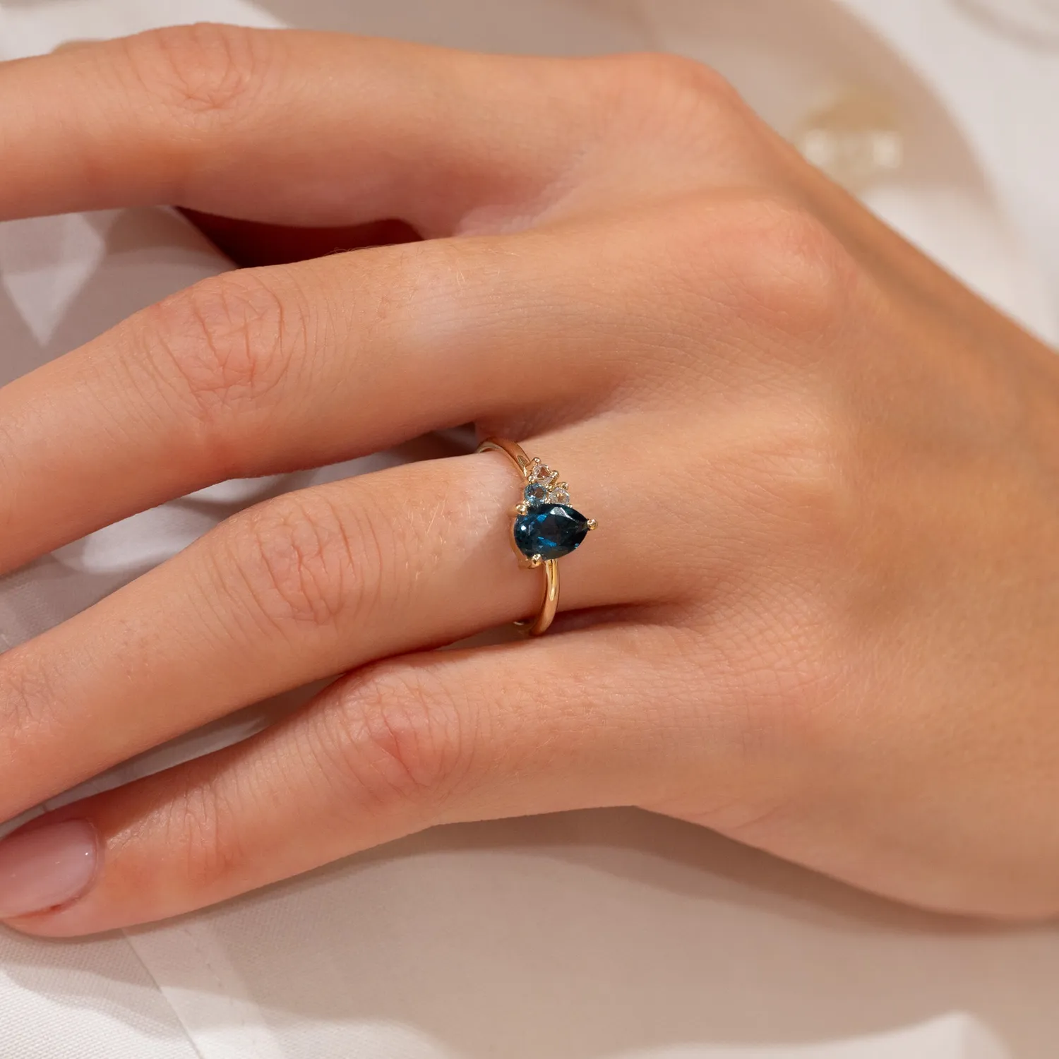 Sisi Copenhagen Gyda London Topas ring massivt 9 kt guld blaastens klynge