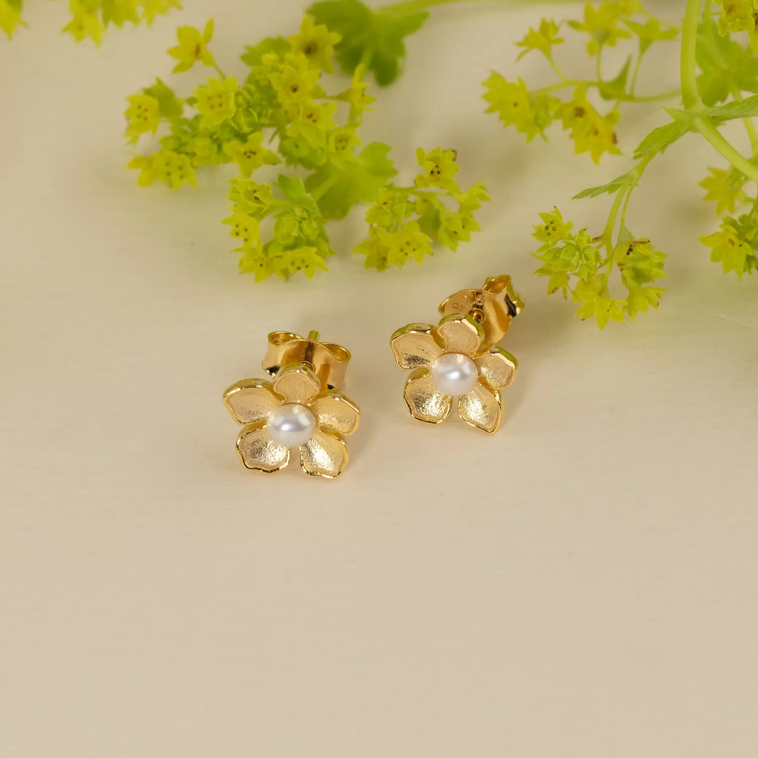 Sisi Copenhagen Mona Pearl Golden ørestikker perle 9 mm