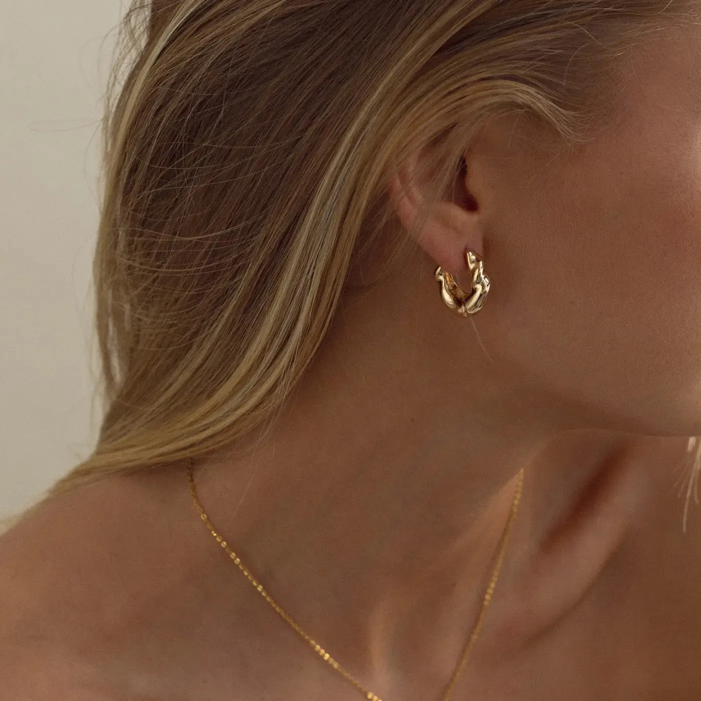 TIMI OF SWEDEN Iris hoop øreringe guld 18 mm snoet