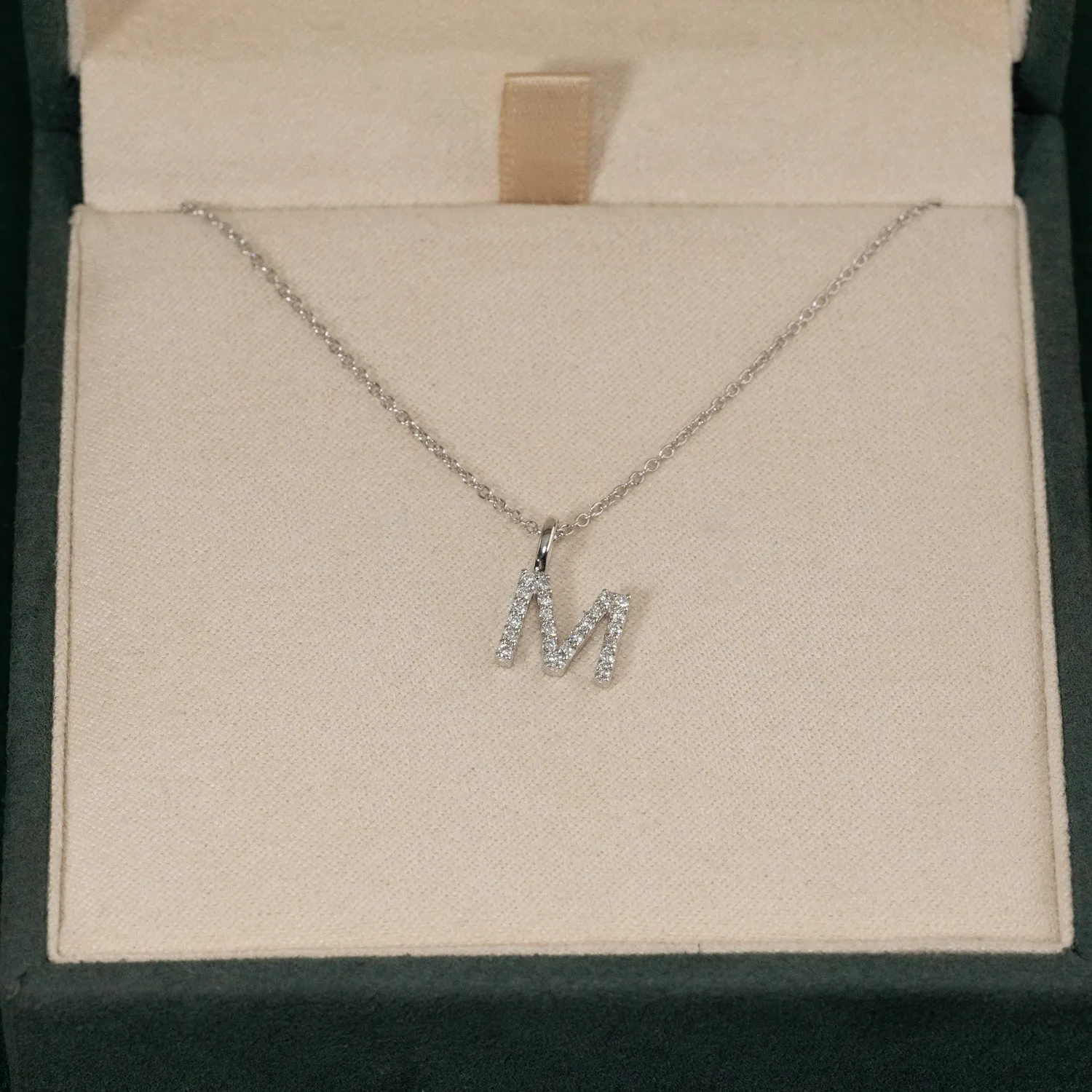 Sisi Copenhagen Lab-Diamond Letter vedhæng hvidguld 0,1 ct