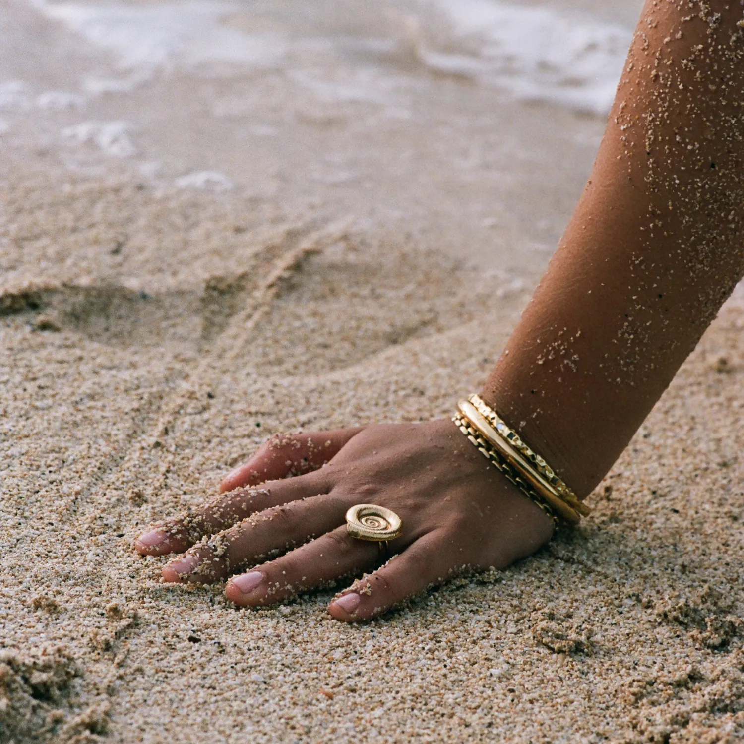 TIMI OF SWEDEN Ebba Seashell justerbar ring guld